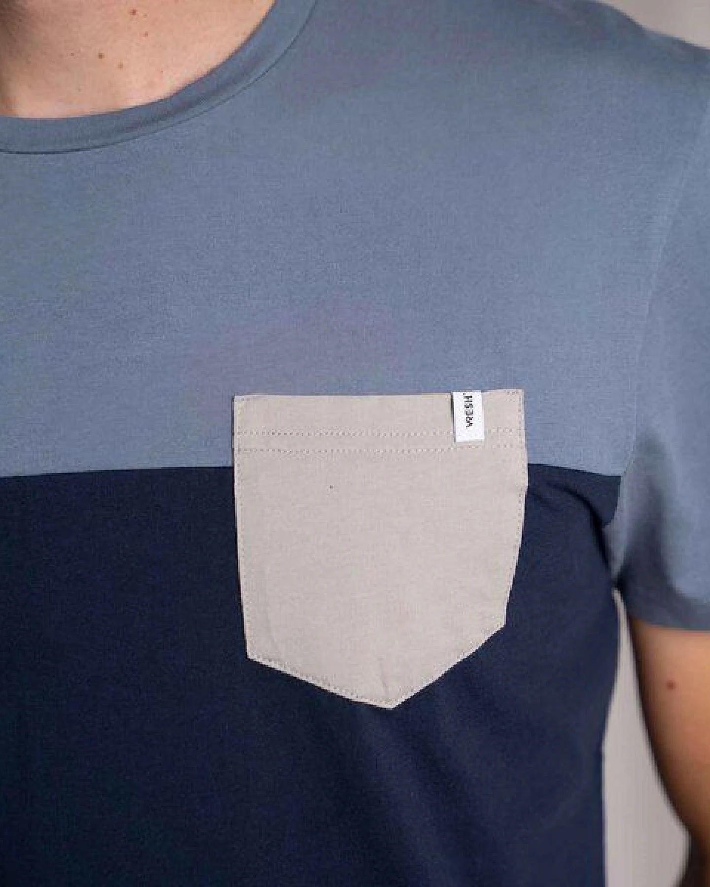Vresh Clothing Verdy - Classic Fit Colourblock T-Shirt mit Brusttasche aus Biobaumwolle – Ansicht 3