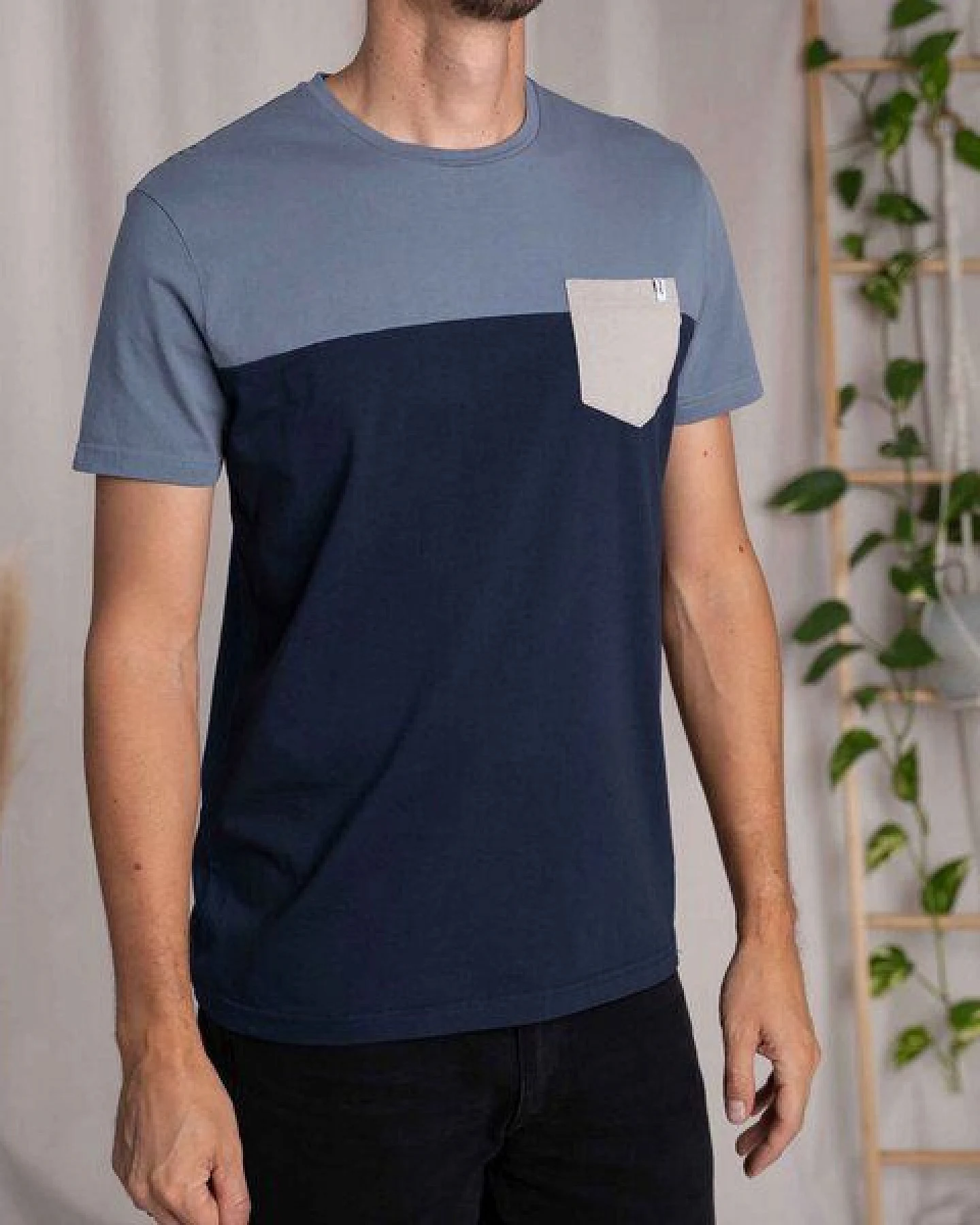 Vresh Clothing Verdy - Classic Fit Colourblock T-Shirt mit Brusttasche aus Biobaumwolle – Ansicht 4