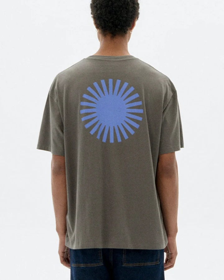Thinking MU Herren vegan T-Shirt Aaron Mit Blauer Sonne Grau