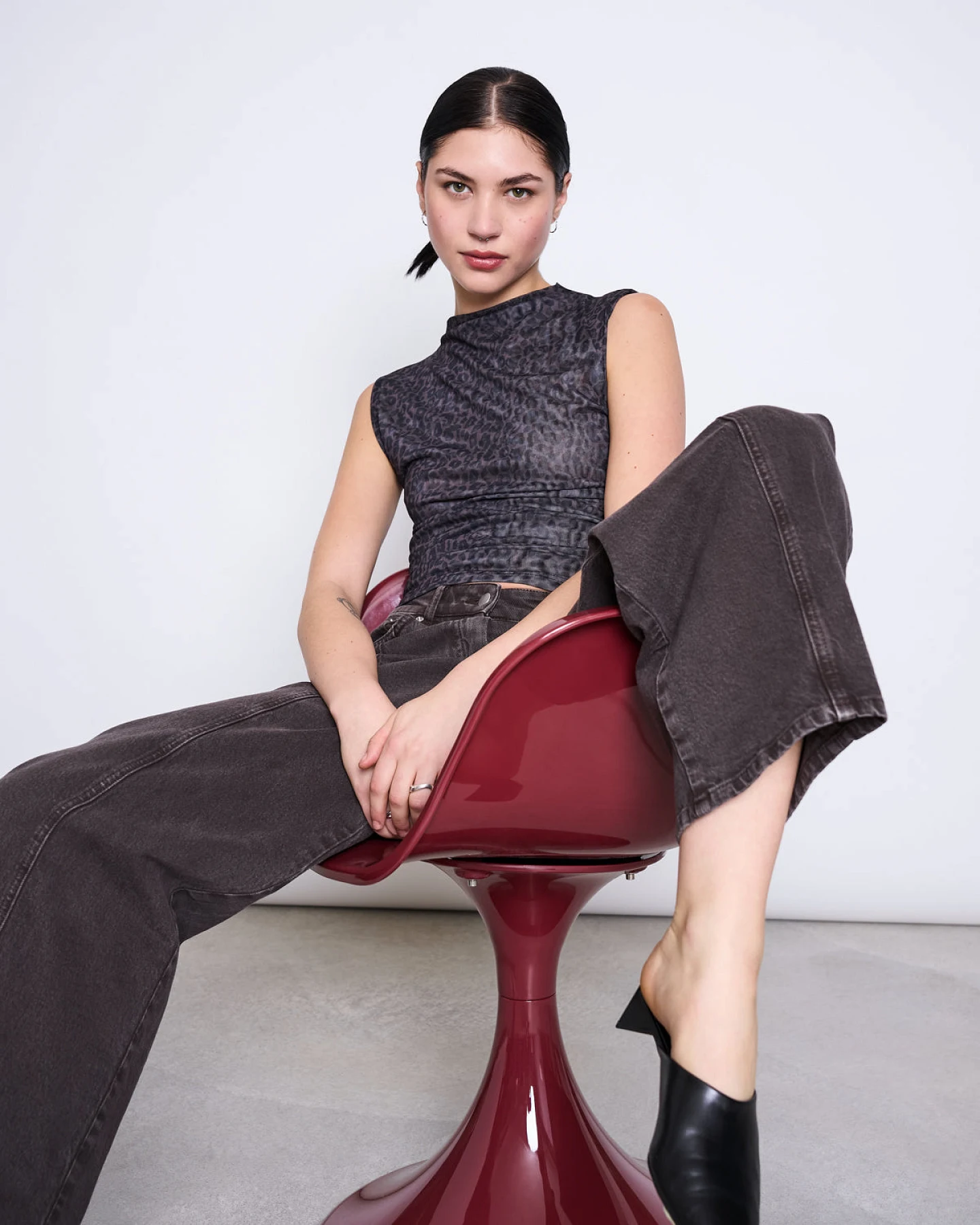 JAN 'N JUNE Damen vegan Top Mit Rüschen Und Netzstoff Laguna Dark Leo Print – Ansicht 2