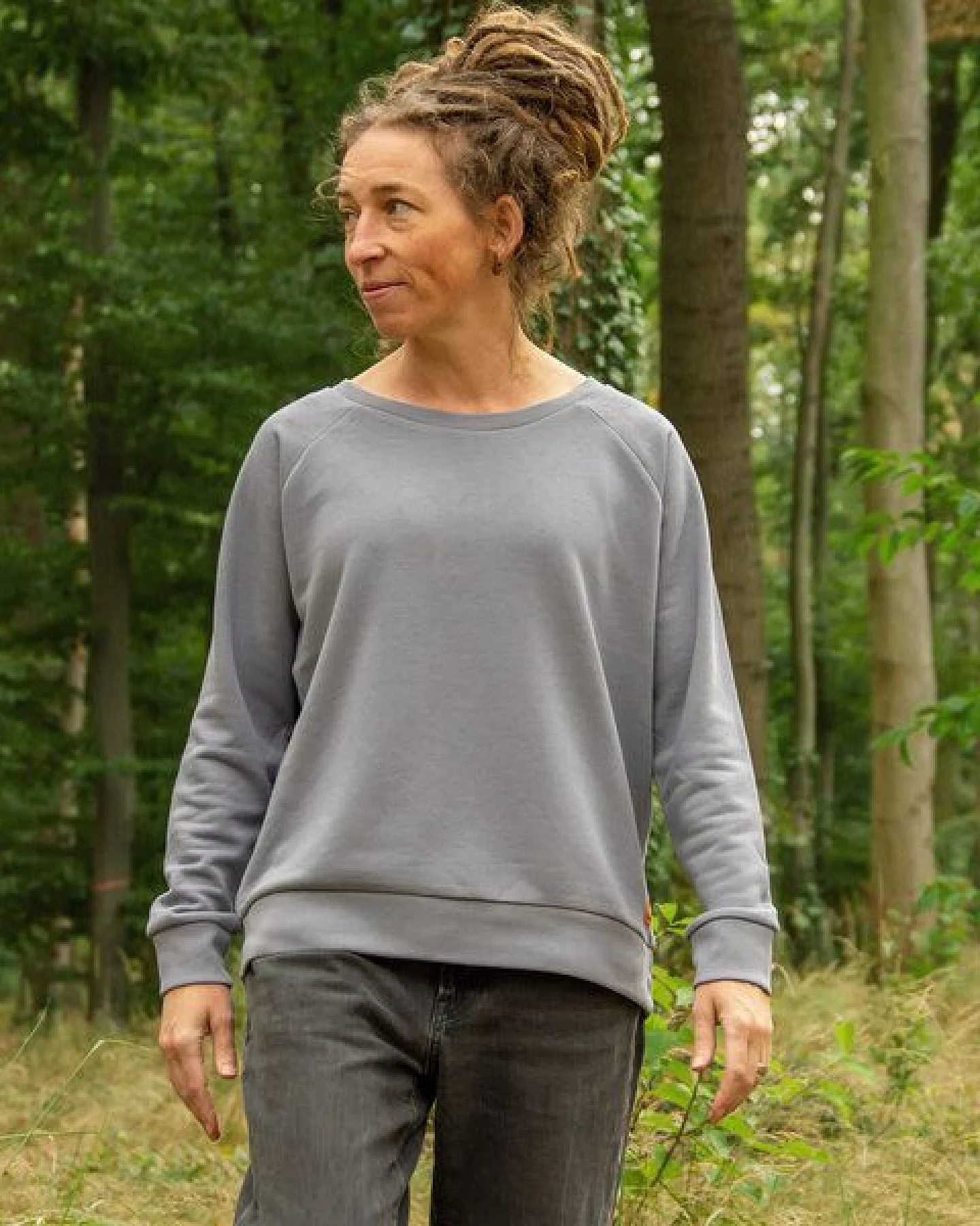 Cmig Kaffee Pullover Damen mit Eichhörnchen in lava grey – Ansicht 4