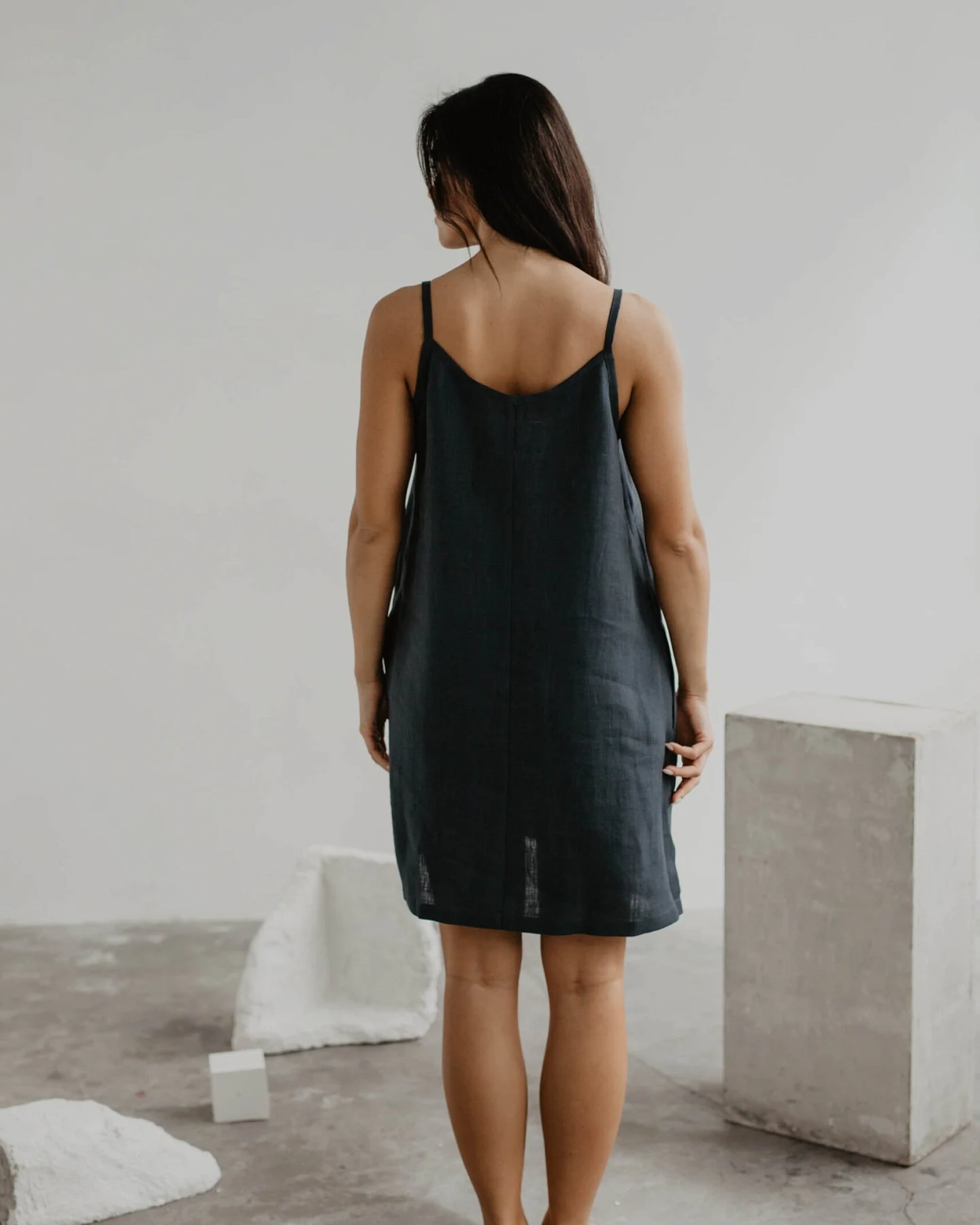 AmourLinen Damen vegan Slip Dress Zoe Charcoal – Ansicht 2