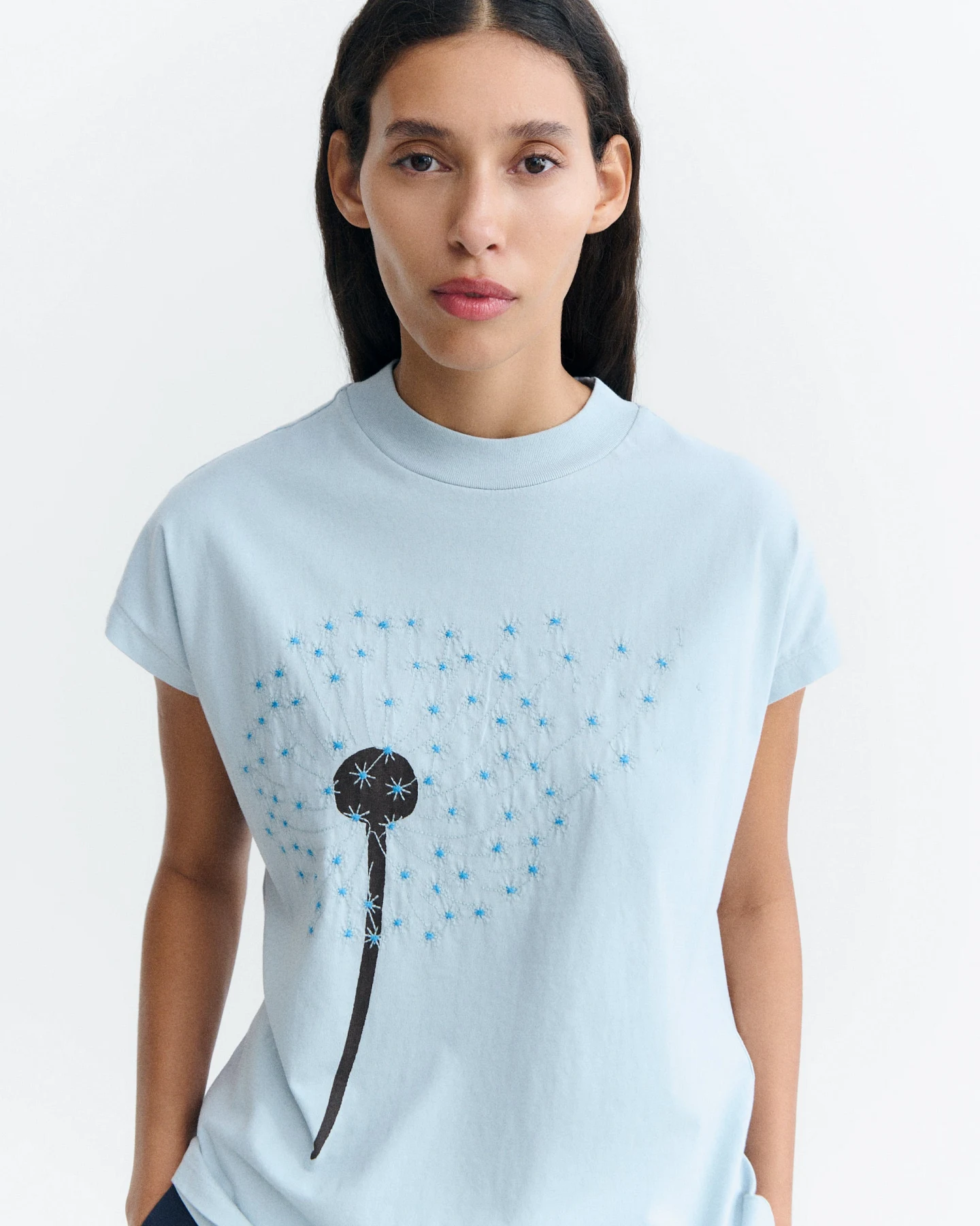 Thinking MU Damen vegan T-Shirt Dandelion Mit Stickerei Volta Hellblau – Ansicht 2
