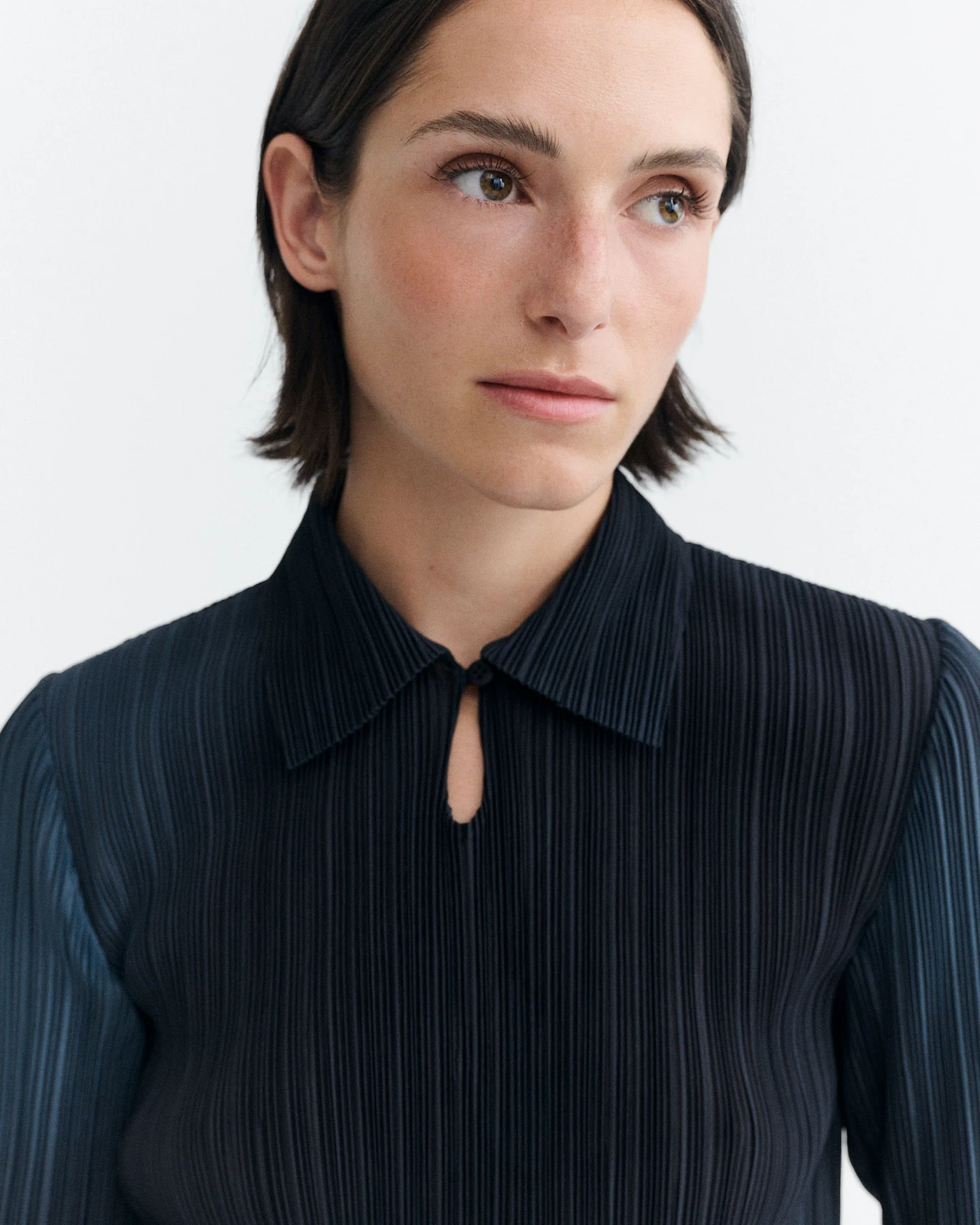 Thinking MU Damen vegan Top Plisado Whisper Agostina Dunkelblau – Ansicht 2