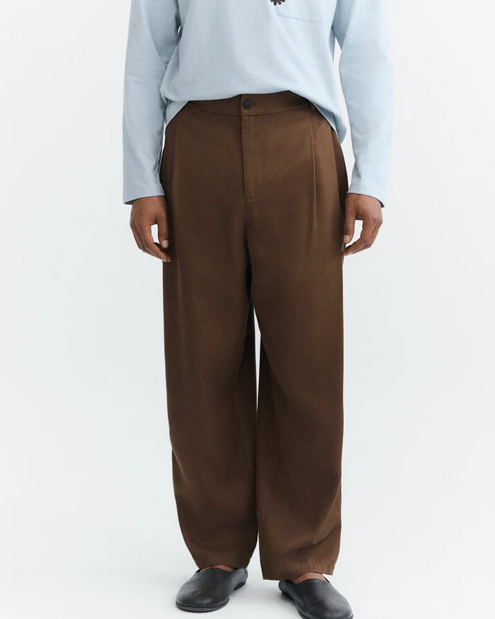 Thinking MU Herren vegan Hose Sigurd Carrot Plissiert Braun