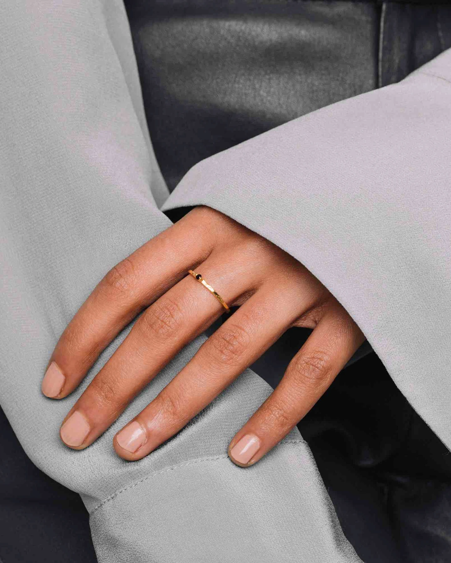 fejn Damen vegan Ring Gehämmertes Schwarzgold – Ansicht 2