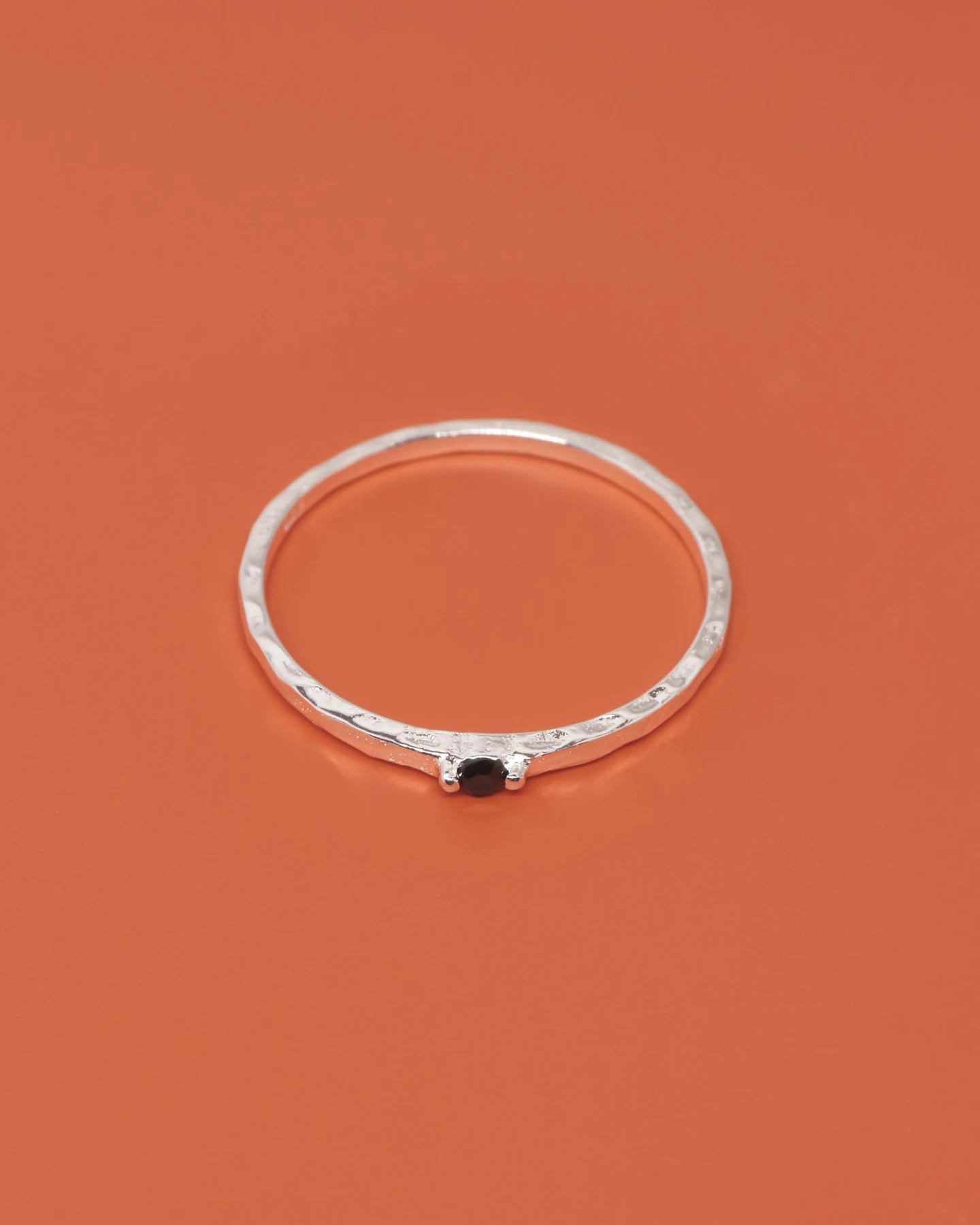 fejn Damen vegan Ring Gehämmert Schwarz Silber – Ansicht 2