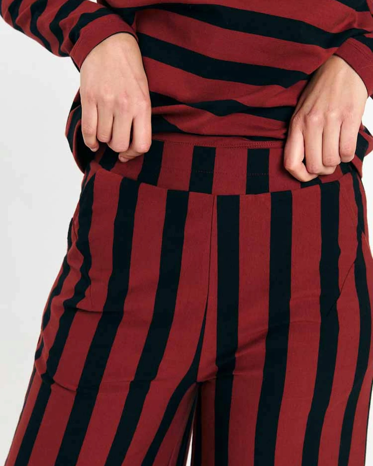 SUITE13LAB Damen vegan Hose Palau Stripes In Ziegelrot – Ansicht 2