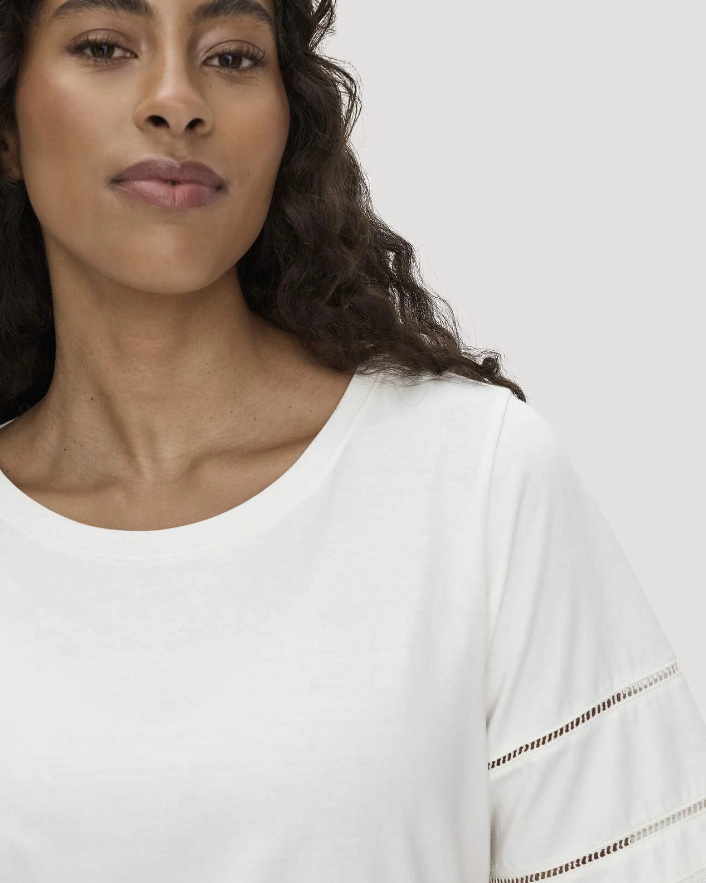hessnatur Damen Bohemian Lace-T-Shirt Oversize aus Bio-Baumwolle - weiß - Größe XS – Ansicht 4