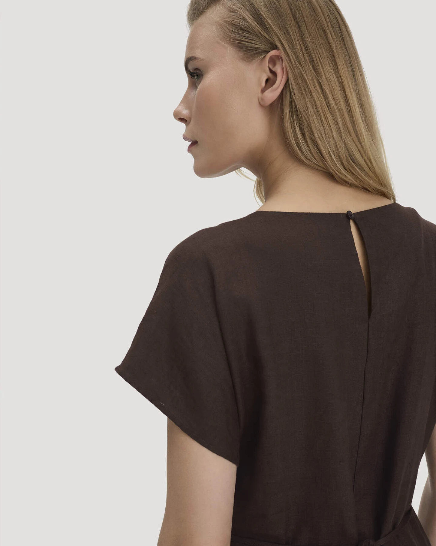 hessnatur Damen Kleid mit Wickeloptik Midi aus Leinen - braun - Größe 46 – Ansicht 3