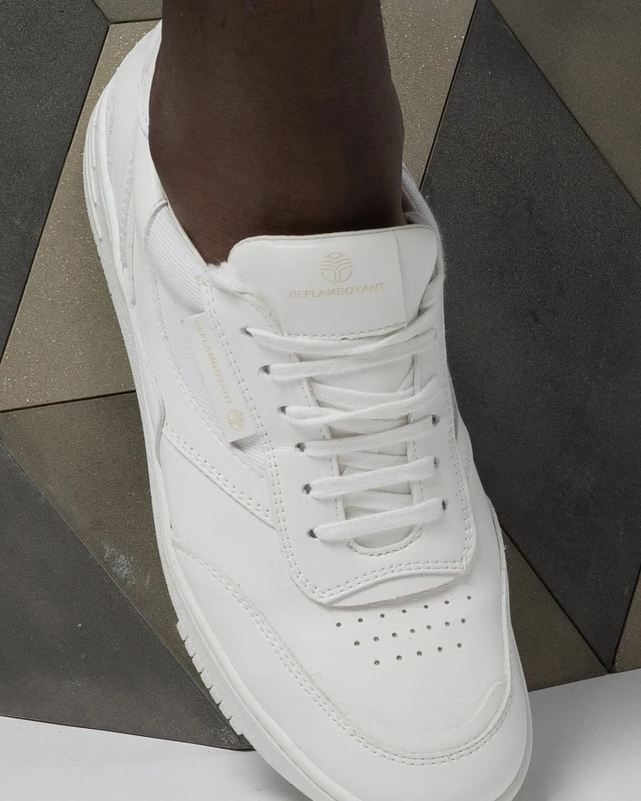 White Schuhe aus recyceltem Polyester