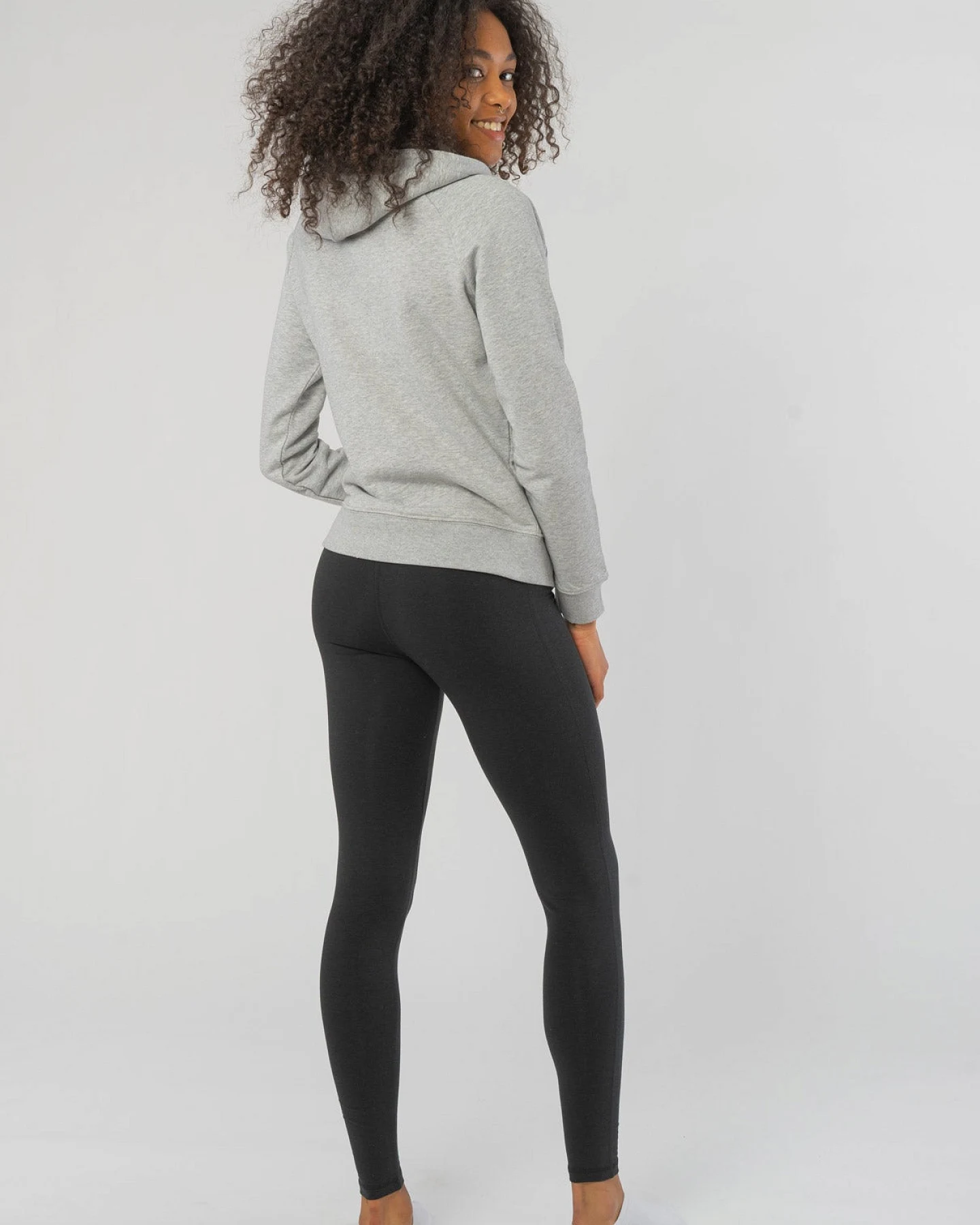 Trendiger klassicher Bio Hoodie für Frauen – Ansicht 4