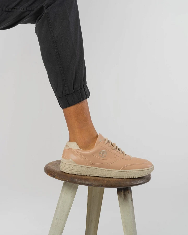 Rose Schuhe aus recyceltem Polyester