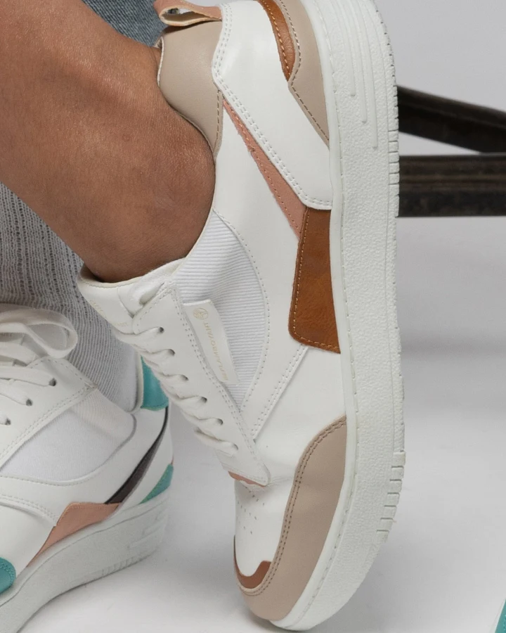 Sand Schuhe aus recyceltem Polyester