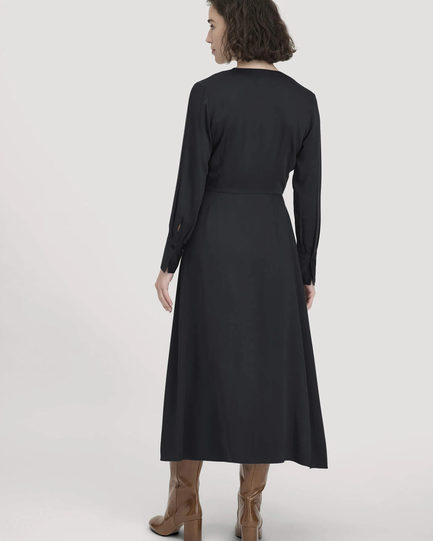 hessnatur Damen Wickelkleid Knöchellang Regular aus LENZING™ ECOVERO™ Viskose - schwarz - Größe 42 – Ansicht 2