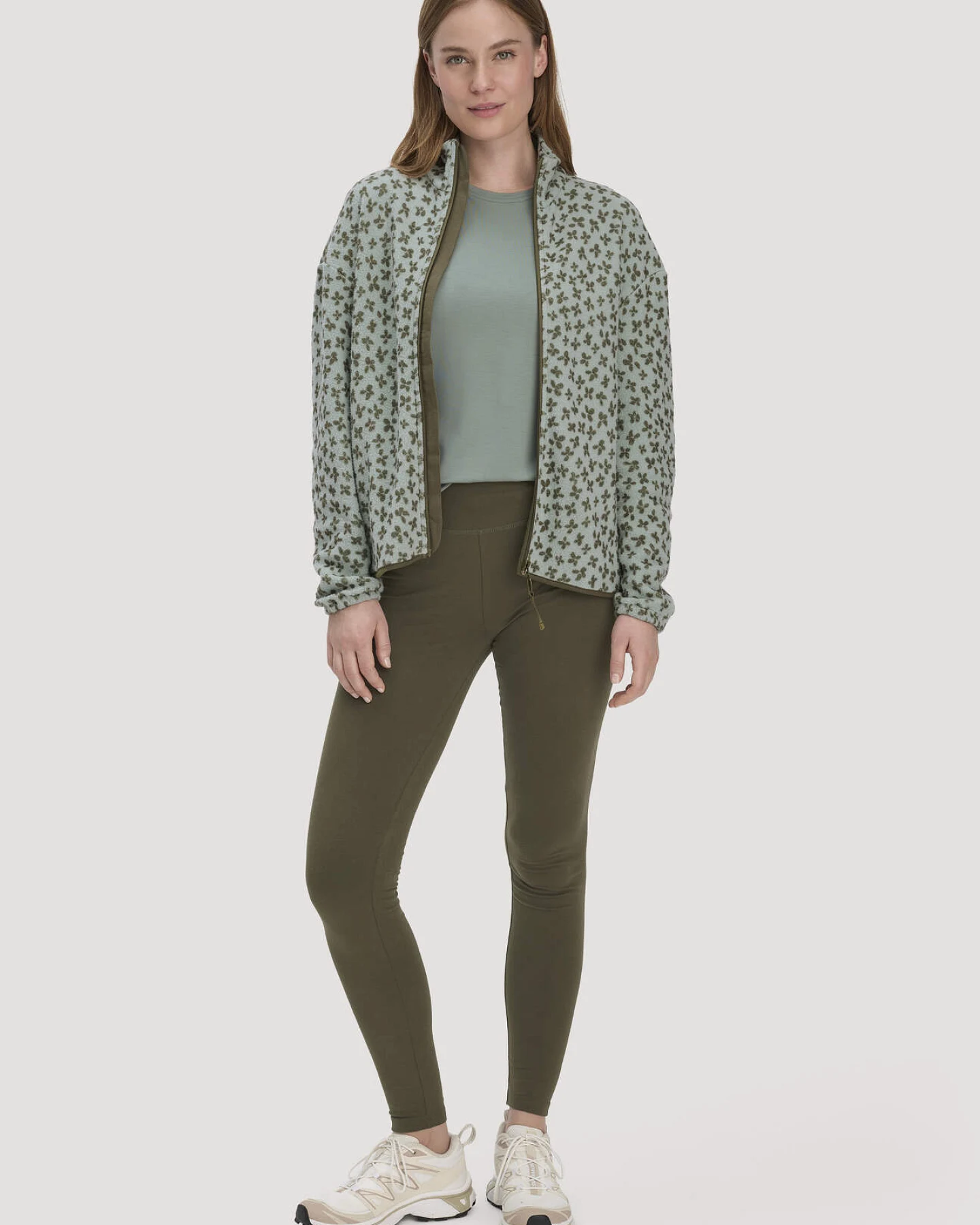hessnatur Loungewear Fleece Jacke Relaxed ACTIVE LIGHT aus Bio-Baumwolle - grün - Größe XL – Ansicht 2