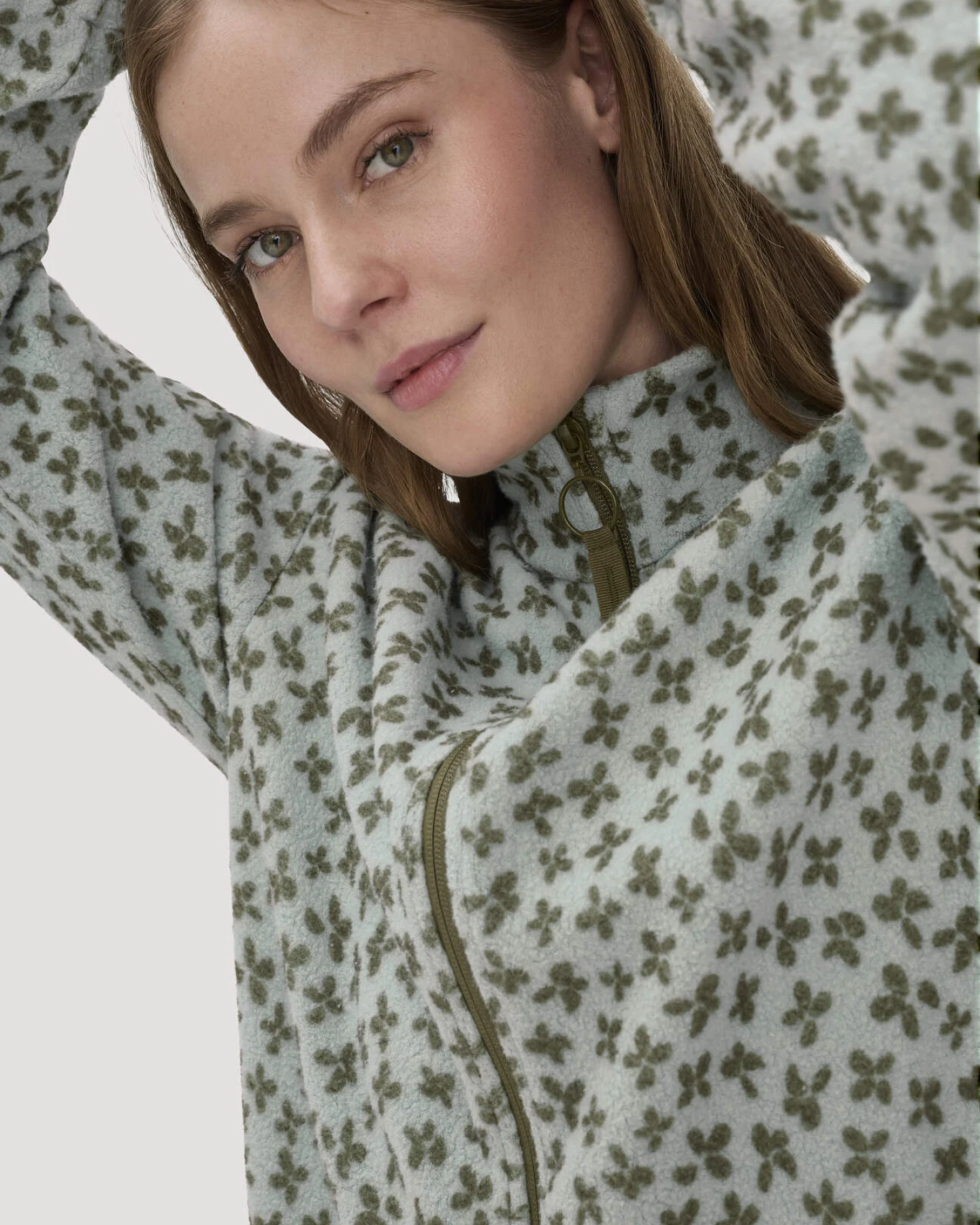 hessnatur Loungewear Fleece Jacke Relaxed ACTIVE LIGHT aus Bio-Baumwolle - grün - Größe XL – Ansicht 4