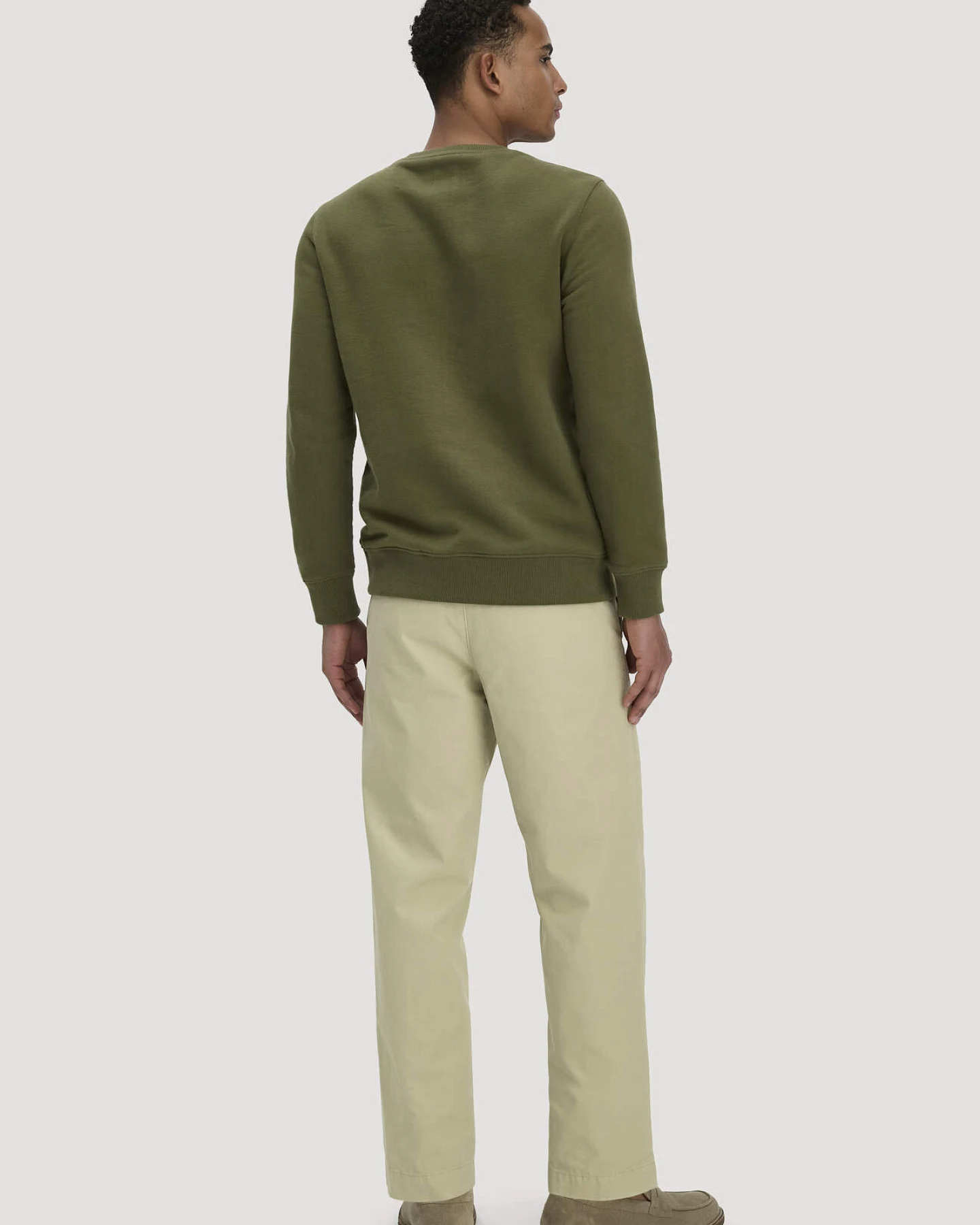 hessnatur Herren Chino RONNEL Relaxed aus Bio-Baumwolle - grün - Größe 36/32 – Ansicht 2