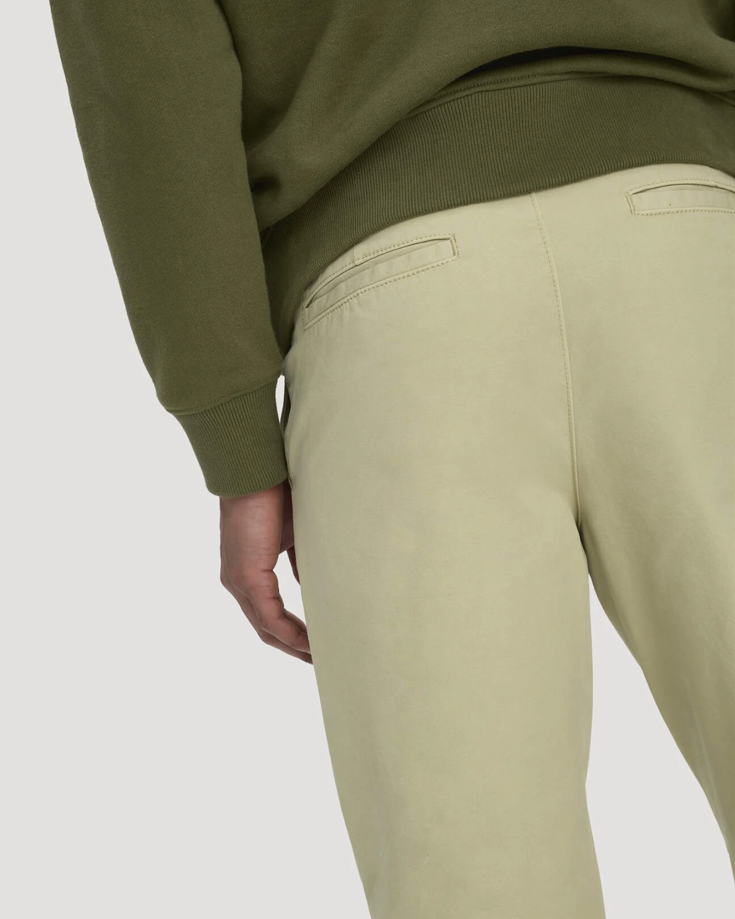 hessnatur Herren Chino RONNEL Relaxed aus Bio-Baumwolle - grün - Größe 36/32 – Ansicht 3