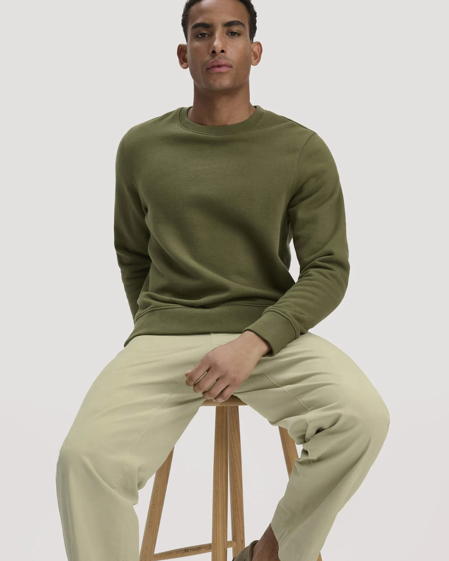 hessnatur Herren Chino RONNEL Relaxed aus Bio-Baumwolle - grün - Größe 36/32 – Ansicht 4