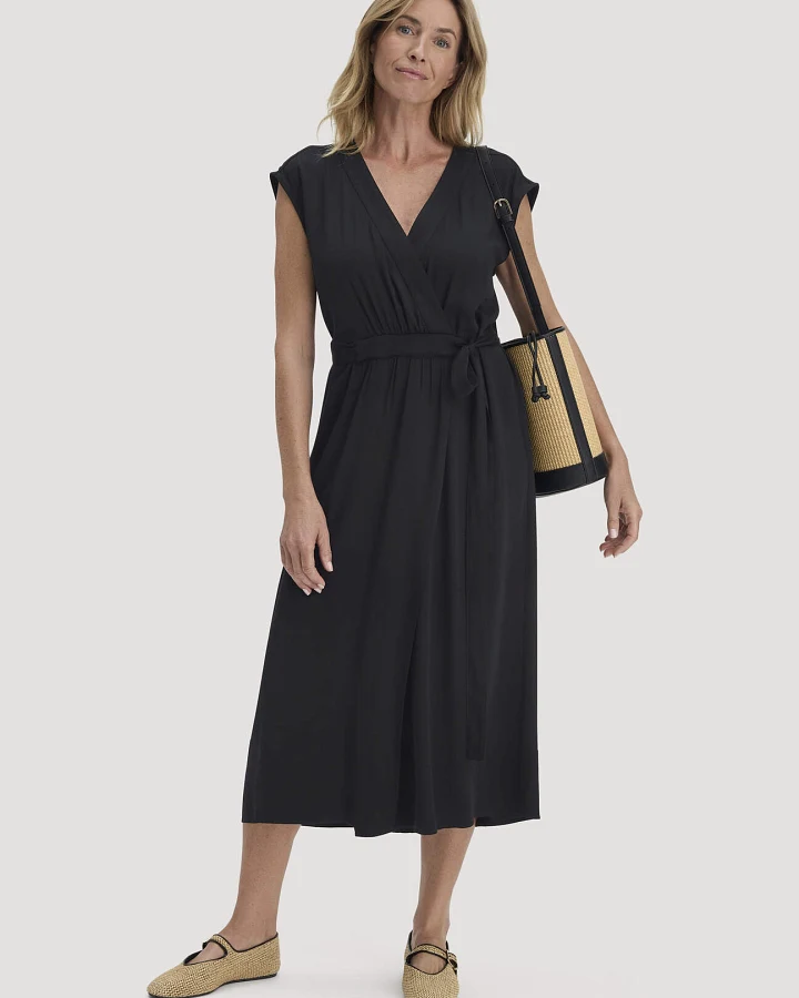hessnatur Damen Kleid mit Wickeloptik Midi aus LENZING™ ECOVERO™ - schwarz - Größe 34