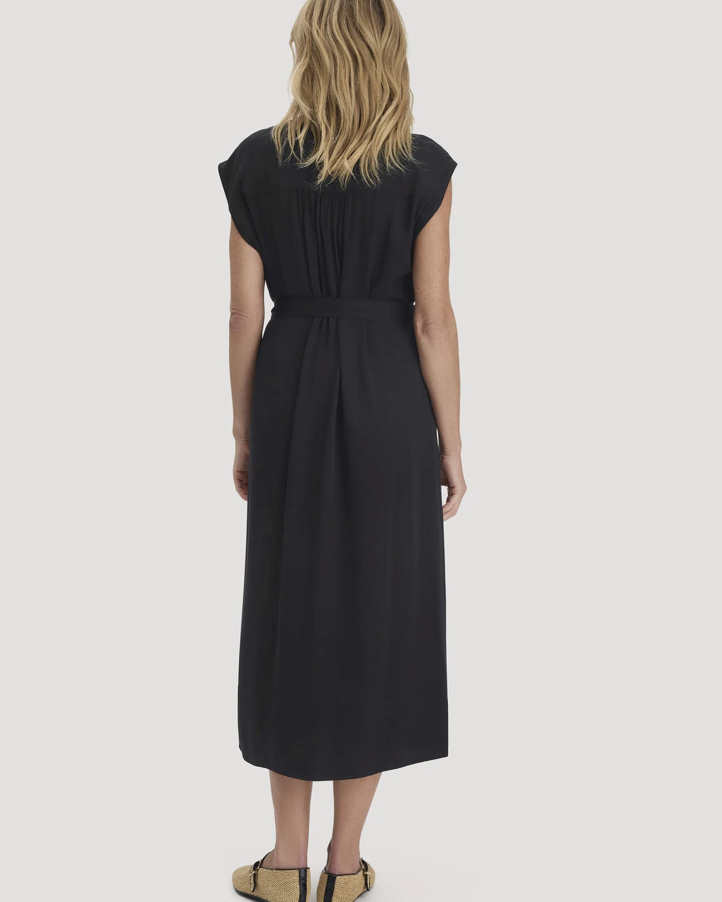 hessnatur Damen Kleid mit Wickeloptik Midi aus LENZING™ ECOVERO™ - schwarz - Größe 34 – Ansicht 2