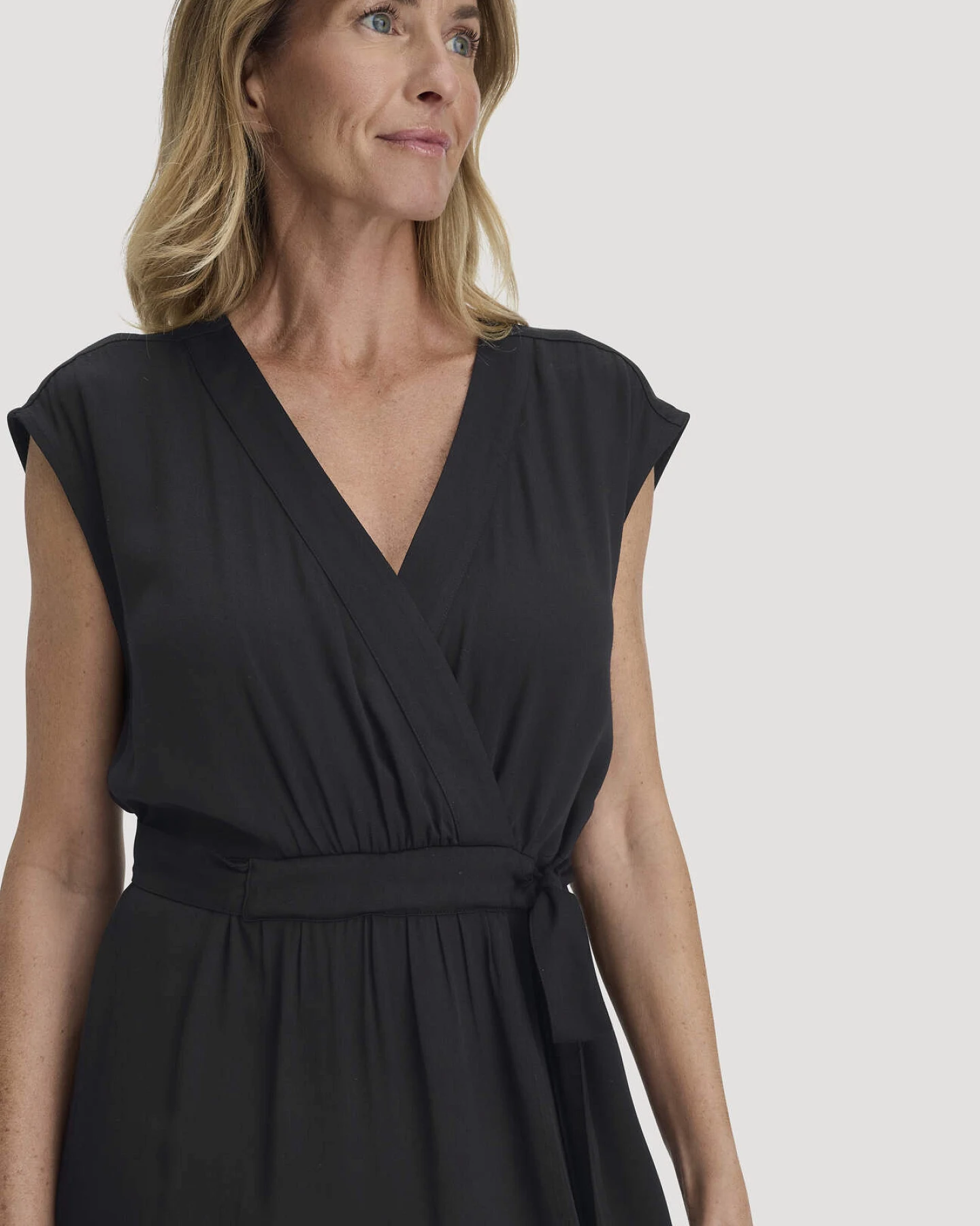 hessnatur Damen Kleid mit Wickeloptik Midi aus LENZING™ ECOVERO™ - schwarz - Größe 42 – Ansicht 3