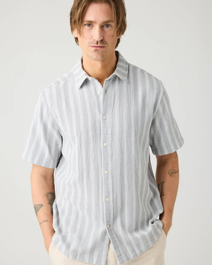 KnowledgeCotton Apparel Herren vegan Hemd Relaxed Stripe Kurzarm Grau