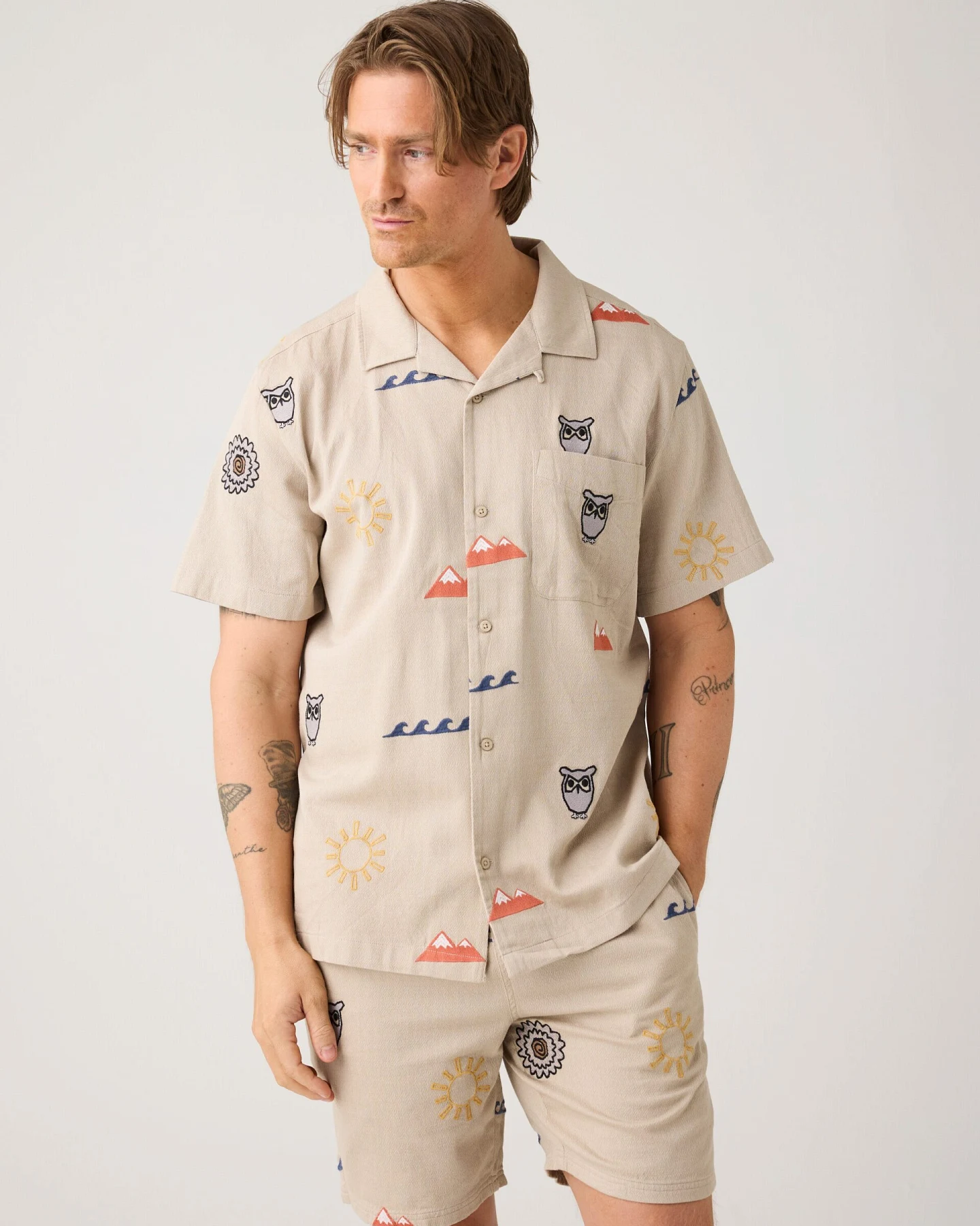 KnowledgeCotton Apparel Herren vegan Hemd Relaxed Stickerei Kurzarm Helles Federgrau – Ansicht 2