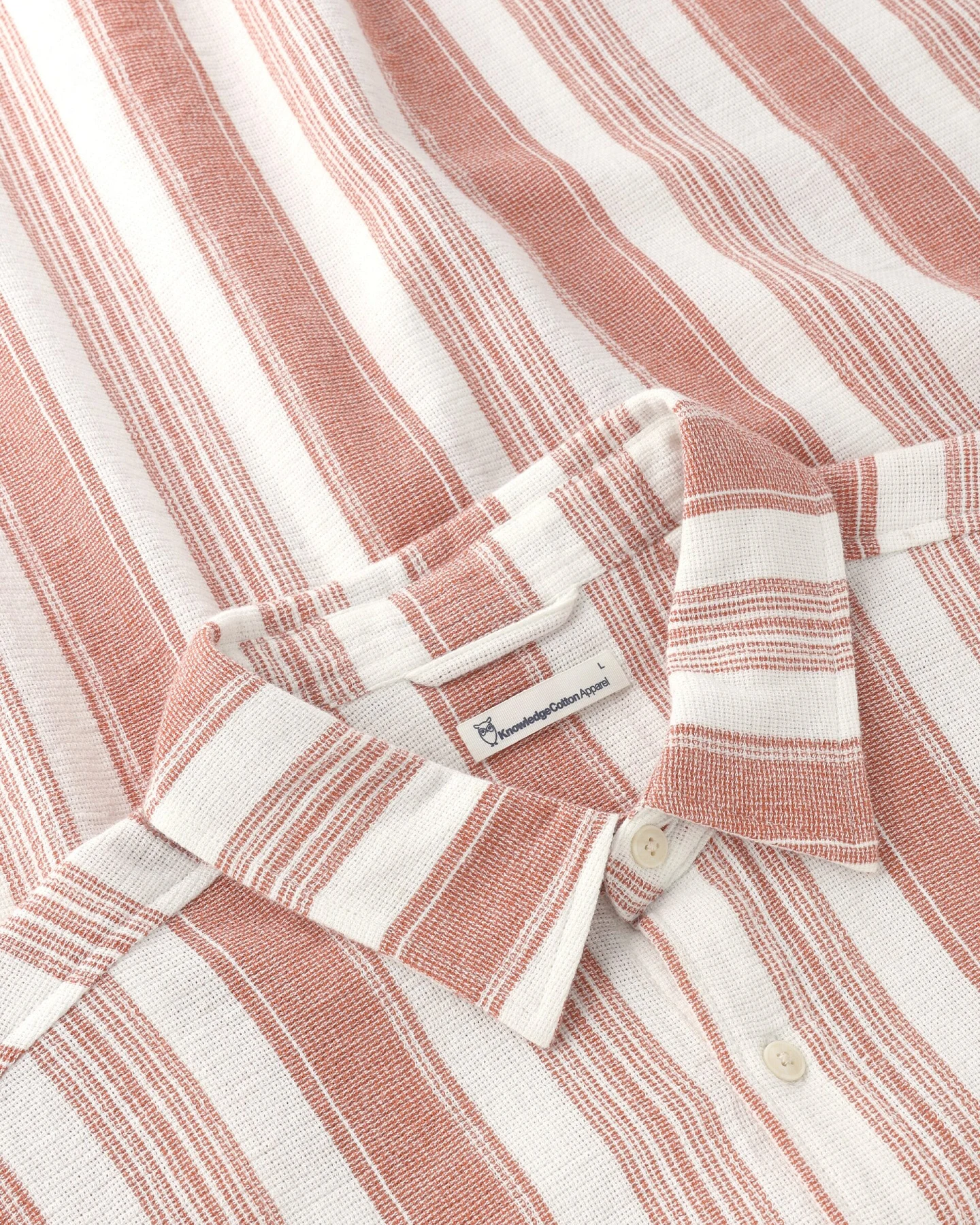 KnowledgeCotton Apparel Herren vegan Hemd Relaxed Stripe Kurzarm Rot – Ansicht 2