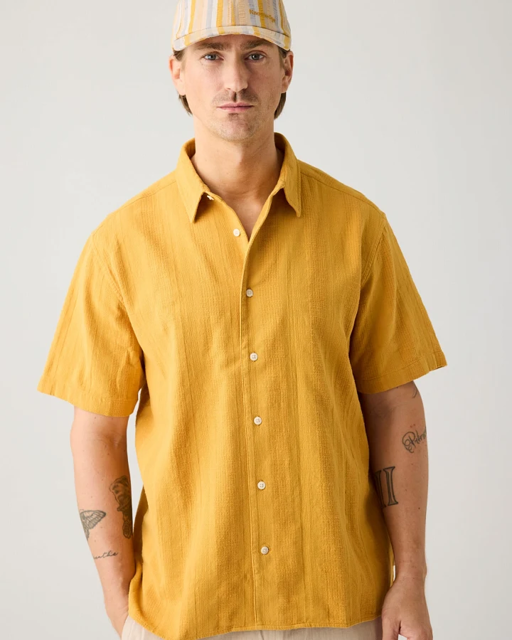 KnowledgeCotton Apparel Herren vegan Hemd Relaxed Structure Kurzarm Amber Gold