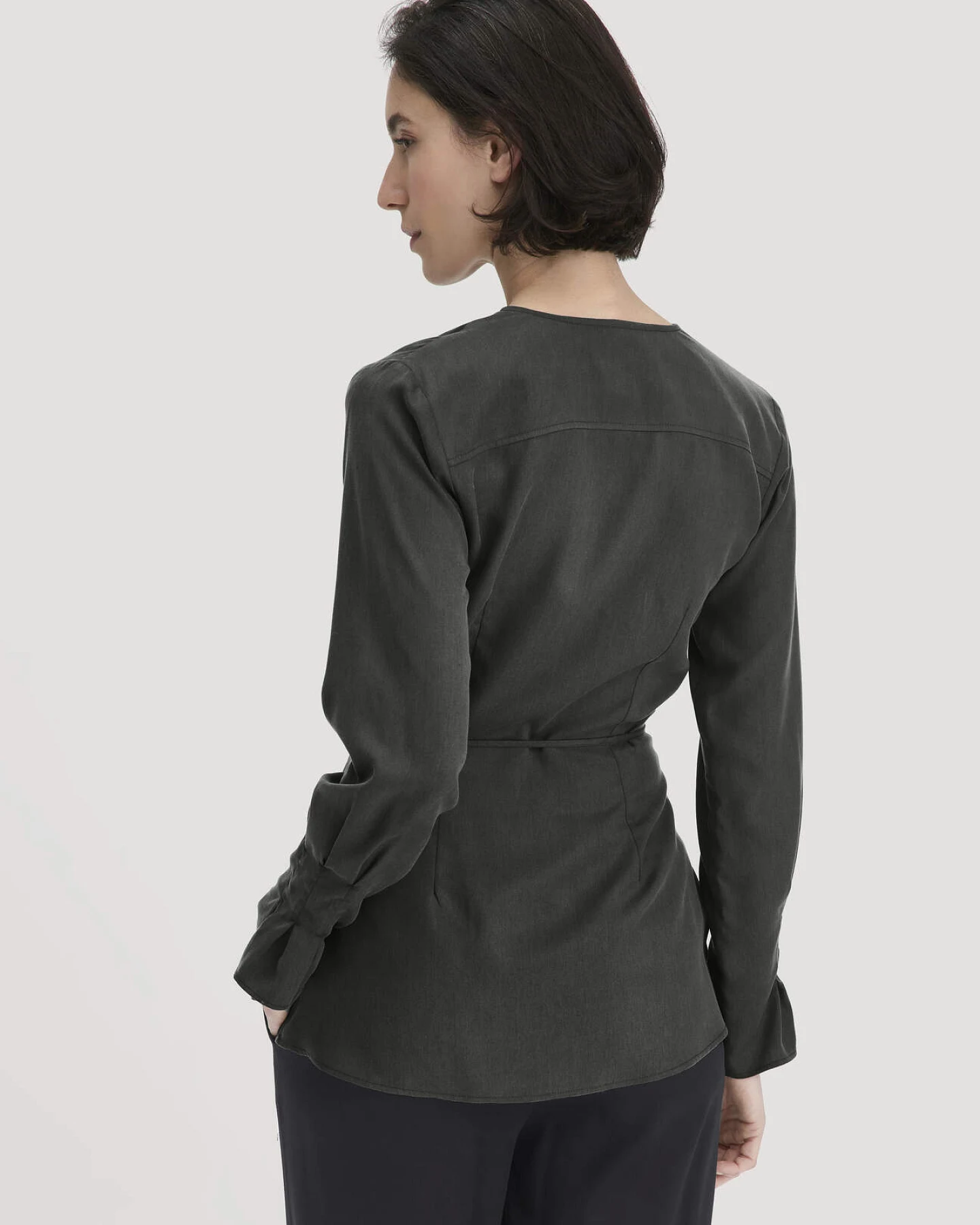 hessnatur Damen Wickelbluse Regular aus TENCEL™ Lyocell - grün - Größe 42 – Ansicht 3