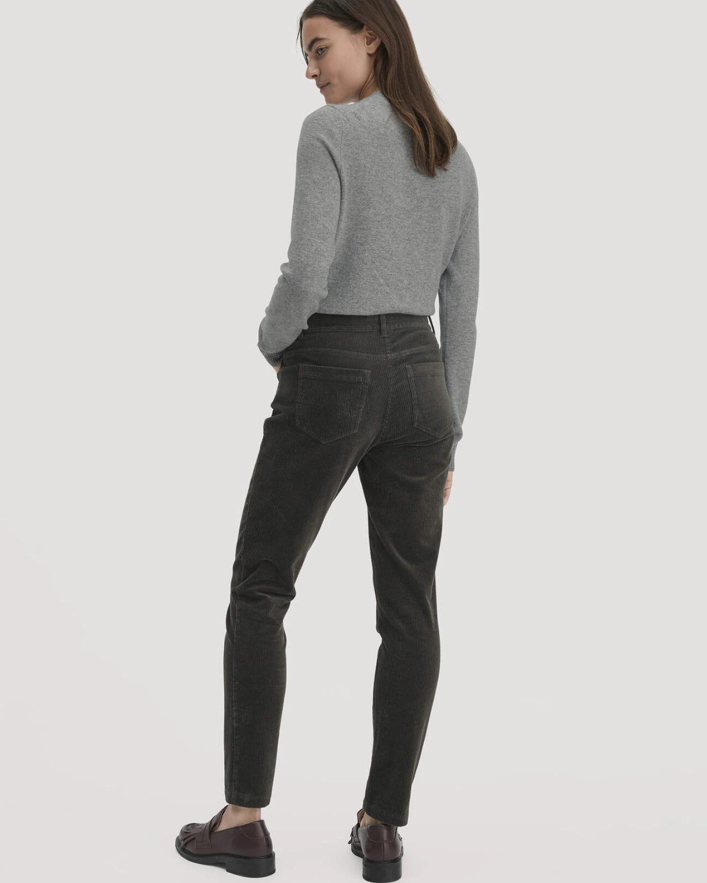 hessnatur Damen Cordhose Slim Leg Regular aus Bio-Baumwolle - grün - Größe 40 – Ansicht 2