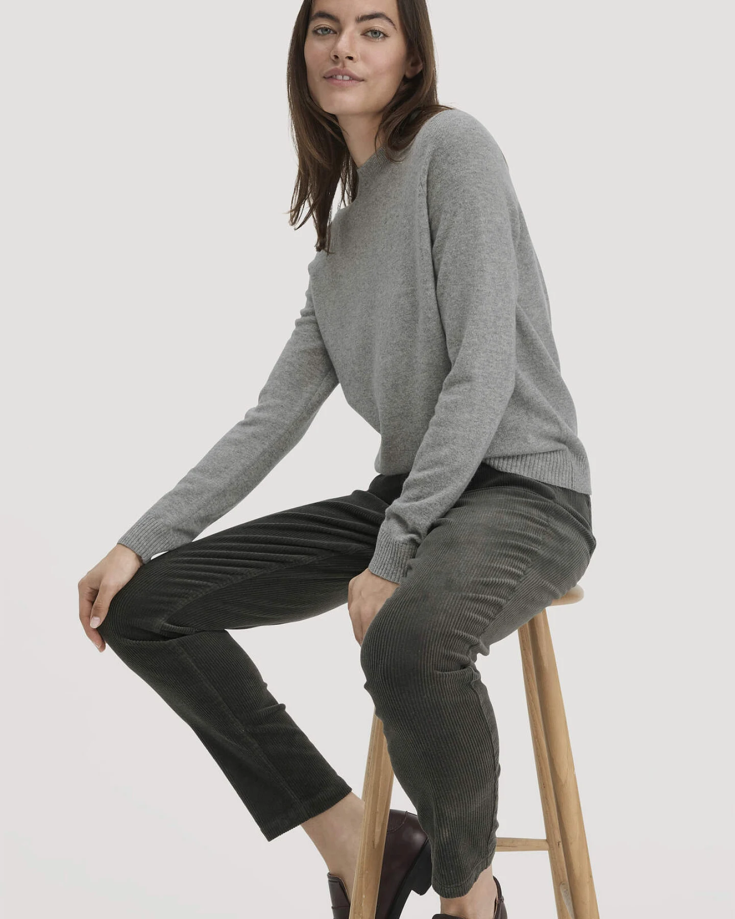 hessnatur Damen Cordhose Slim Leg Regular aus Bio-Baumwolle - grün - Größe 46 – Ansicht 4