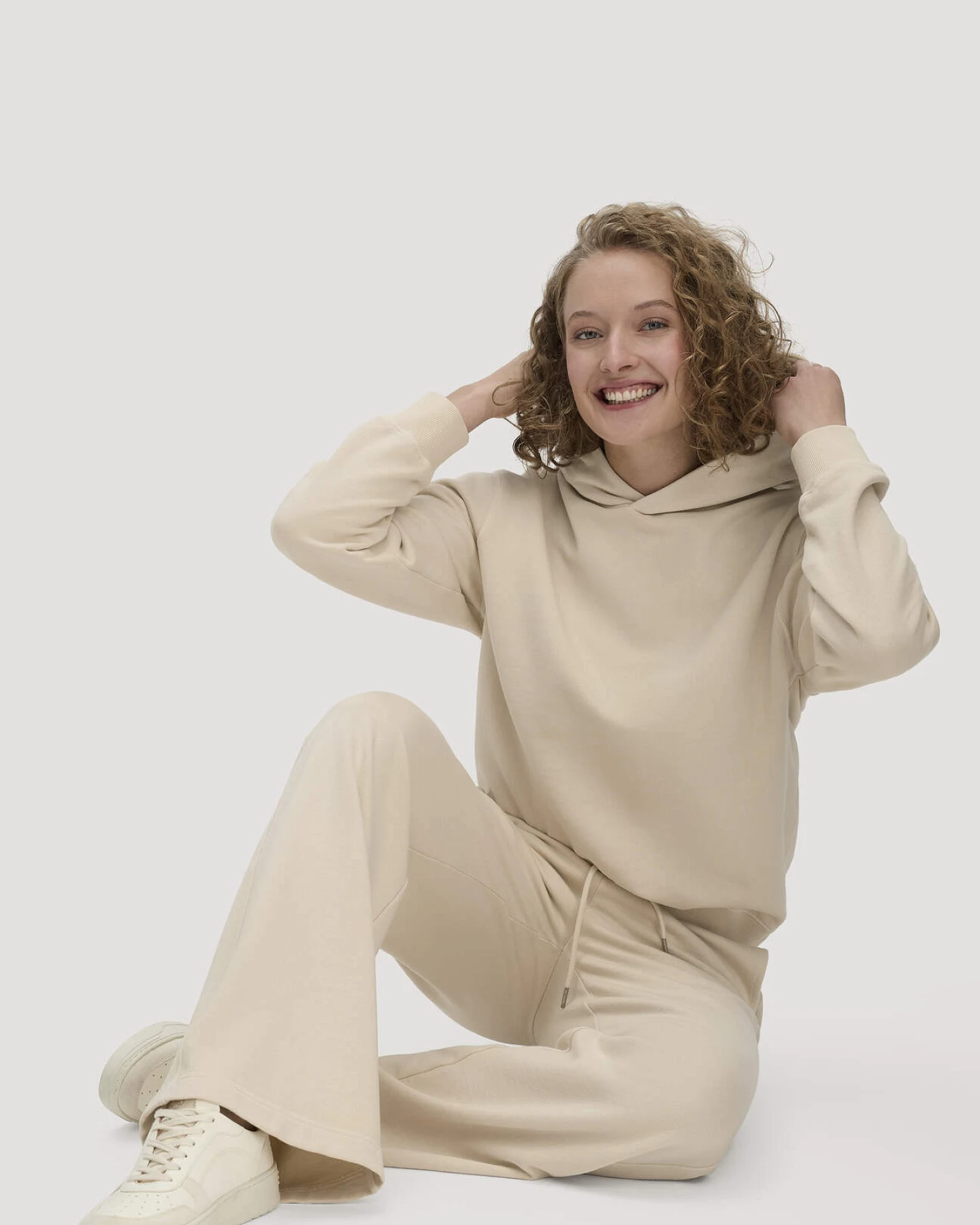 hessnatur Damen Sweathose Wide Leg Relaxed aus Bio-Baumwolle - beige - Größe XS – Ansicht 4