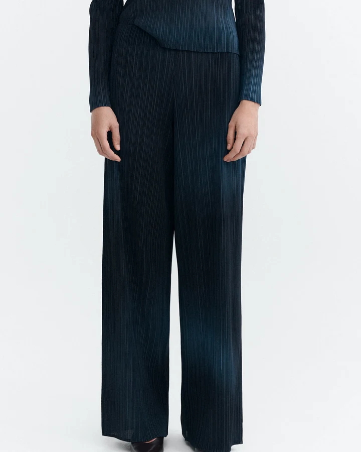 Thinking MU Damen vegan Hose Whisper Mit Falten Maro Dunkelblau