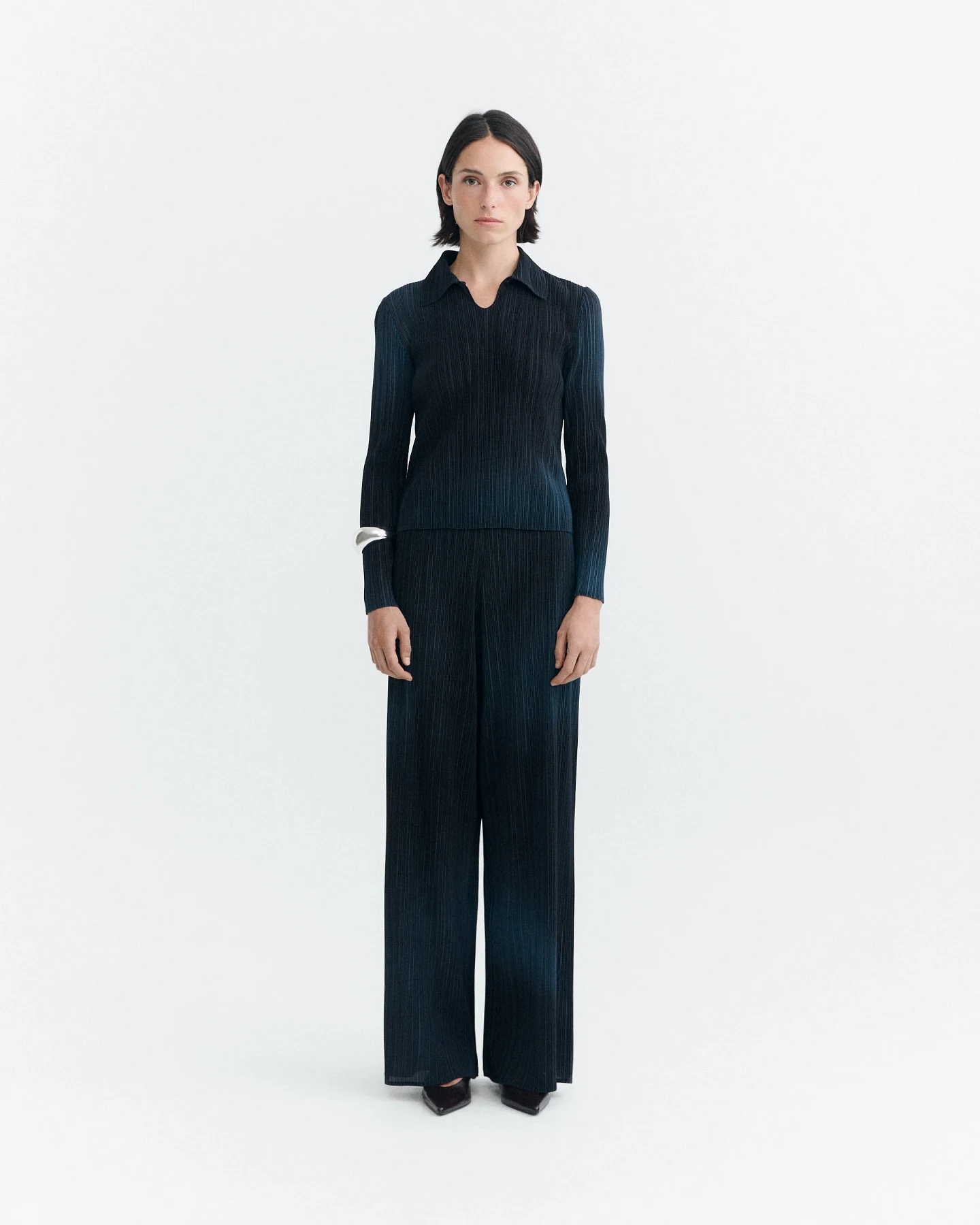 Thinking MU Damen vegan Hose Whisper Mit Falten Maro Dunkelblau – Ansicht 2