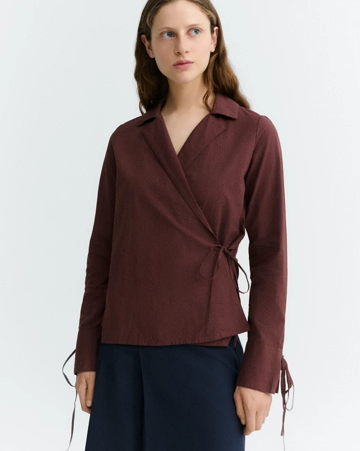 Thinking MU Damen vegan Wickelbluse Lenie Aus Seersucker In Dunkelweinrot