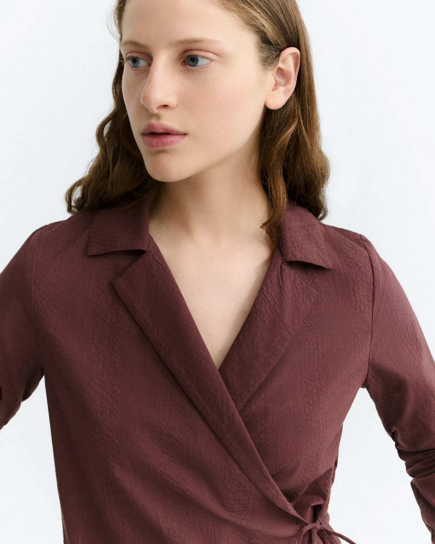 Thinking MU Damen vegan Wickelbluse Lenie Aus Seersucker In Dunkelweinrot – Ansicht 2