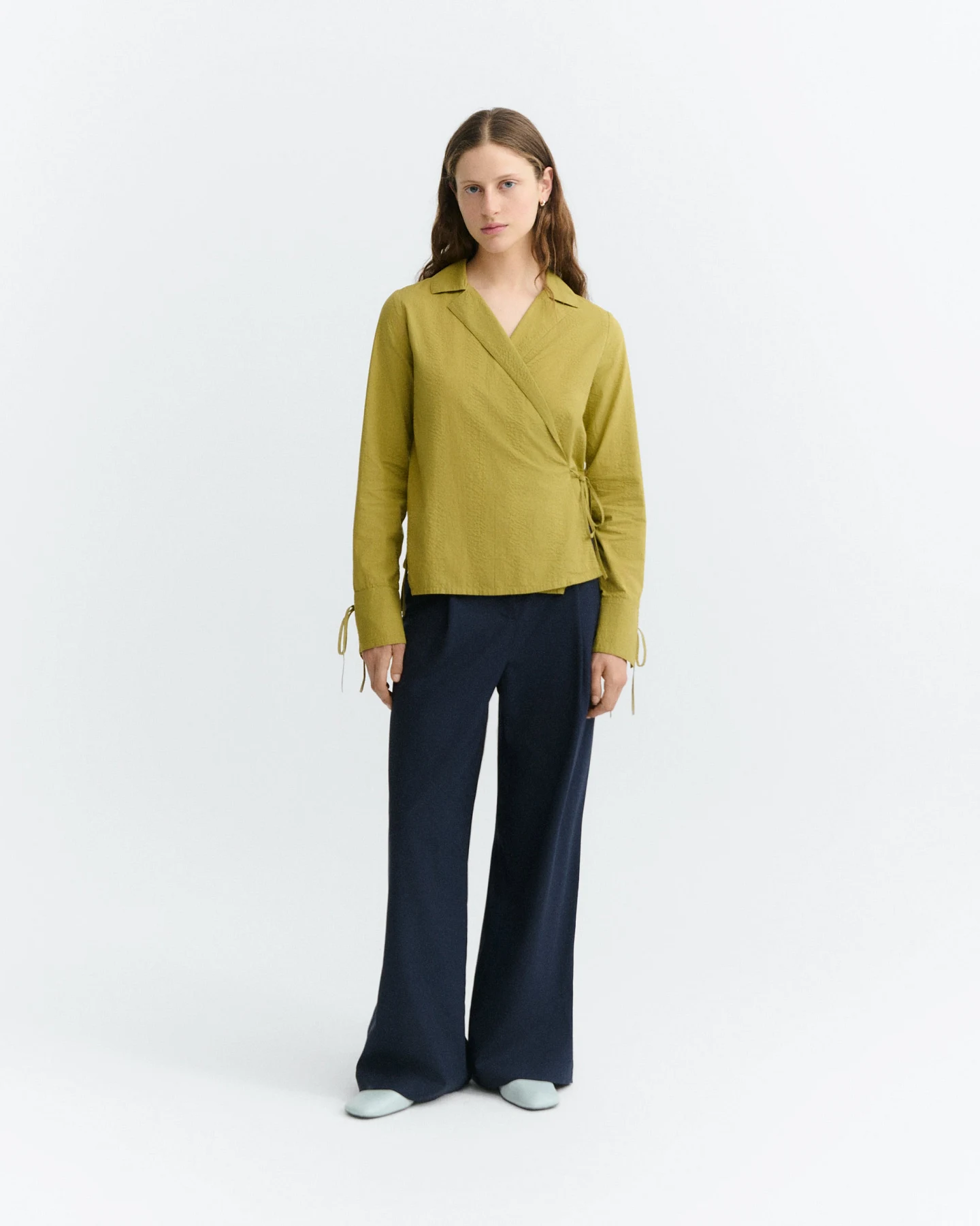 Thinking MU Damen vegan Wickelbluse Lenie Aus Seersucker Grün – Ansicht 2