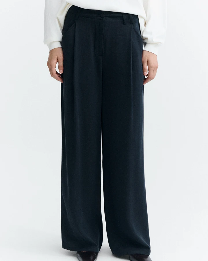 Thinking MU Damen vegan Hose Molly Weit Geschnitten Plissiert Schwarz
