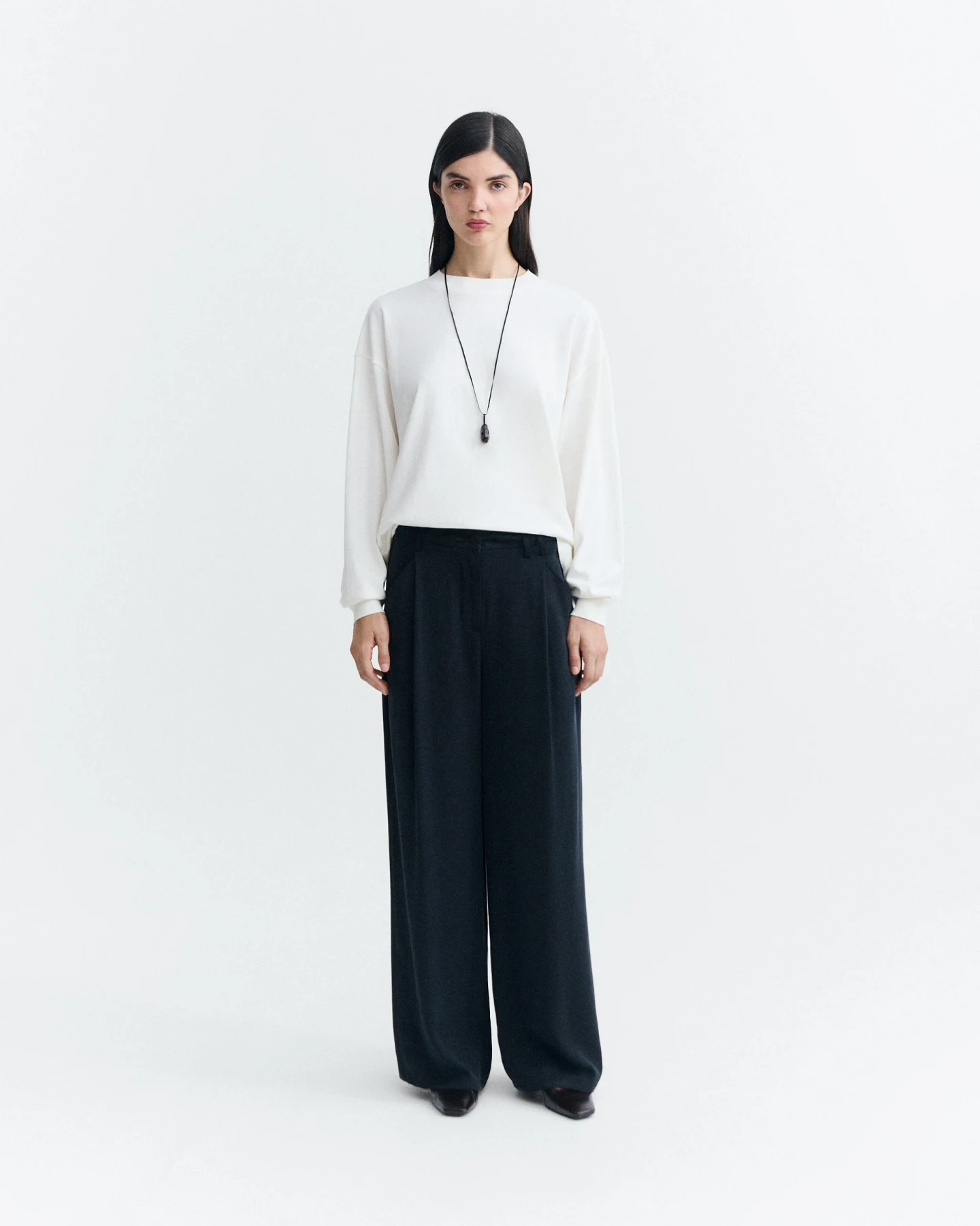 Thinking MU Damen vegan Hose Molly Weit Geschnitten Plissiert Schwarz – Ansicht 2