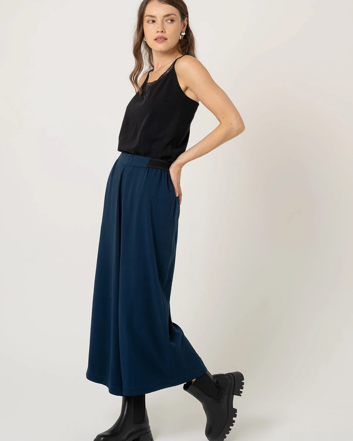 LOVJOI Damen vegan Hose Tavira Nightfall Blue – Ansicht 2