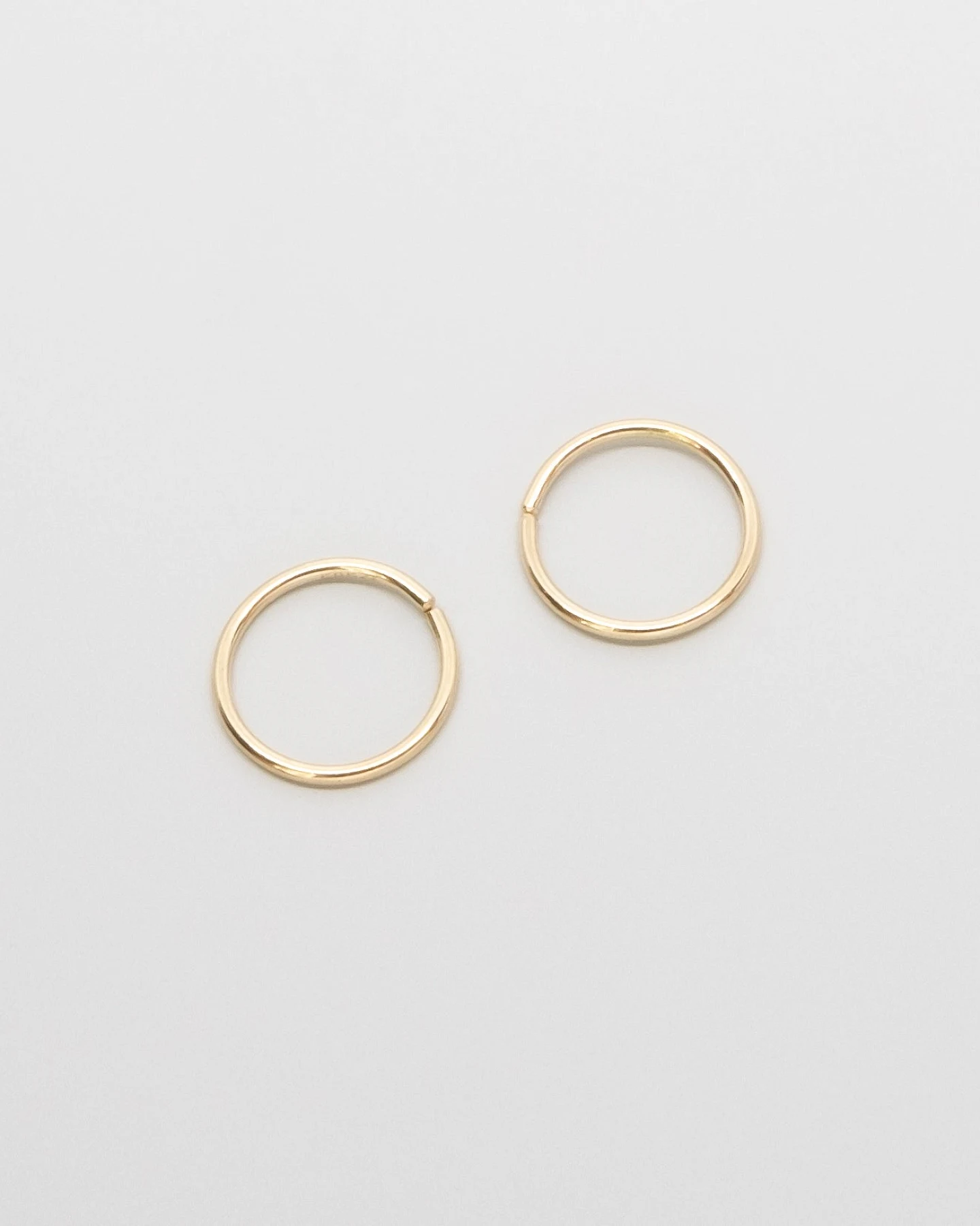 fejn Damen vegan Mini Hoop Glänzend Massiv Gelbgold – Ansicht 2