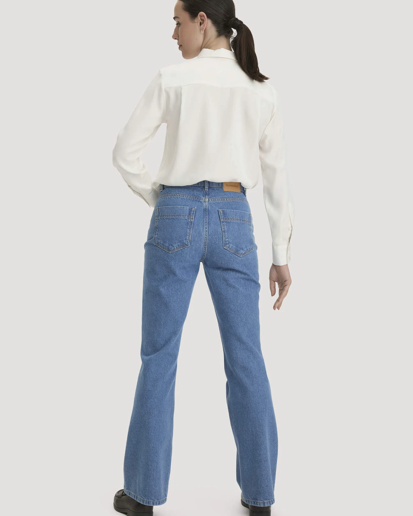 hessnatur Damen Jeans Flared Leg aus Bio-Baumwolle - blau - Größe 31 – Ansicht 2