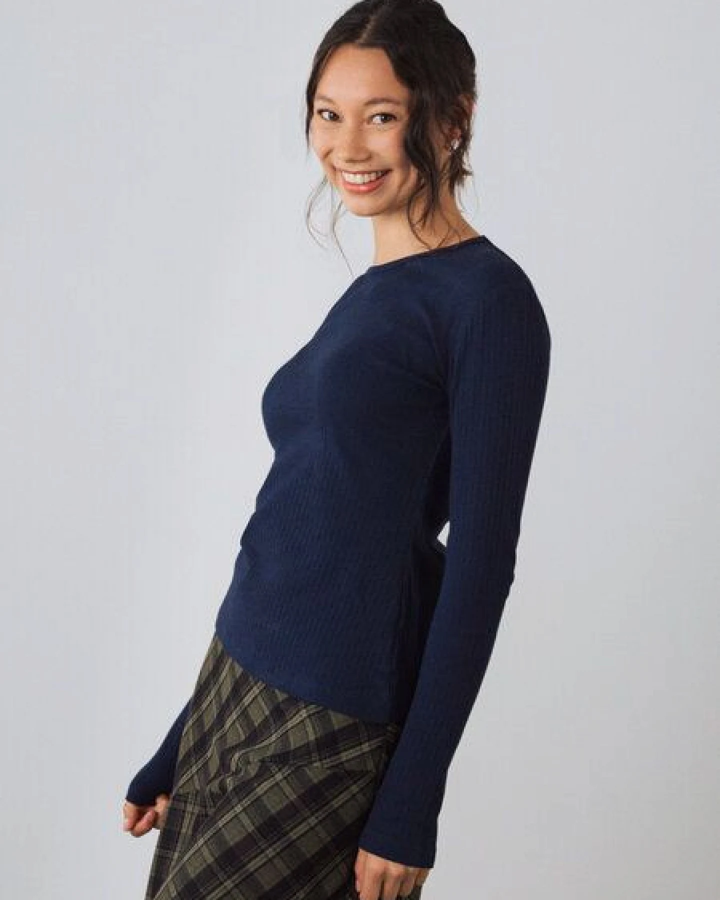 Honest Basics Damen Geripptes Langarmshirt aus Bio- und recycelter Baumwolle – Ansicht 3
