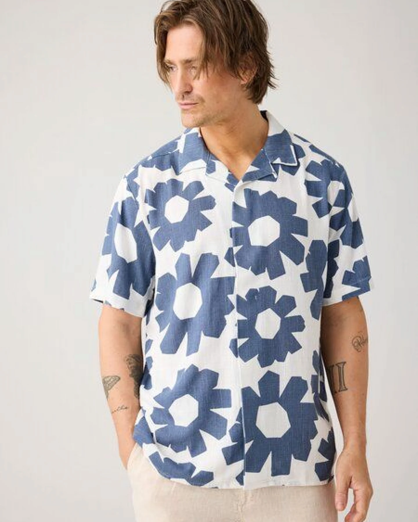 KnowledgeCotton Apparel Lockeres Kurzarmhemd mit Print aus Ecovero und Bio-Leinen – Ansicht 2
