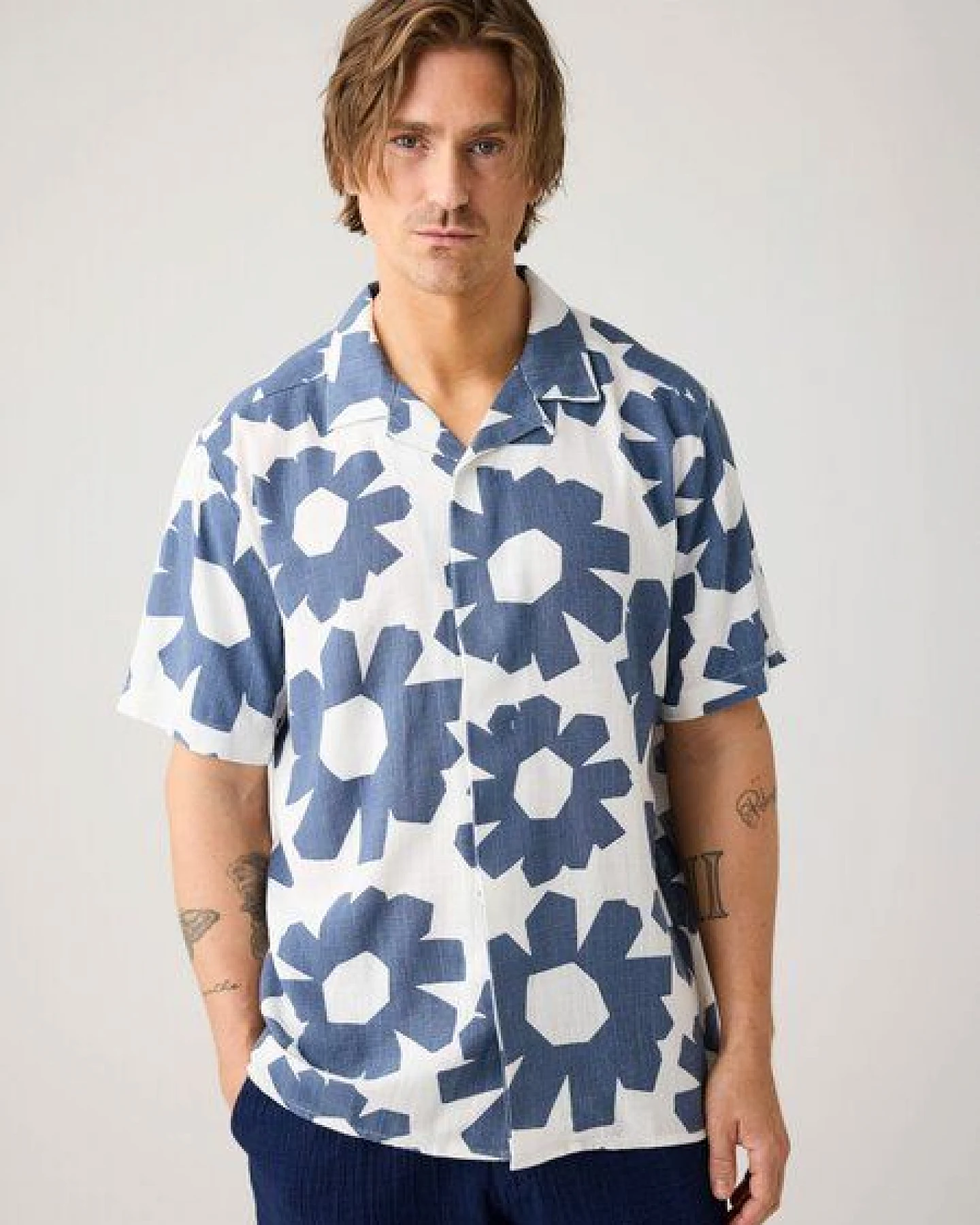 KnowledgeCotton Apparel Lockeres Kurzarmhemd mit Print aus Ecovero und Bio-Leinen – Ansicht 3