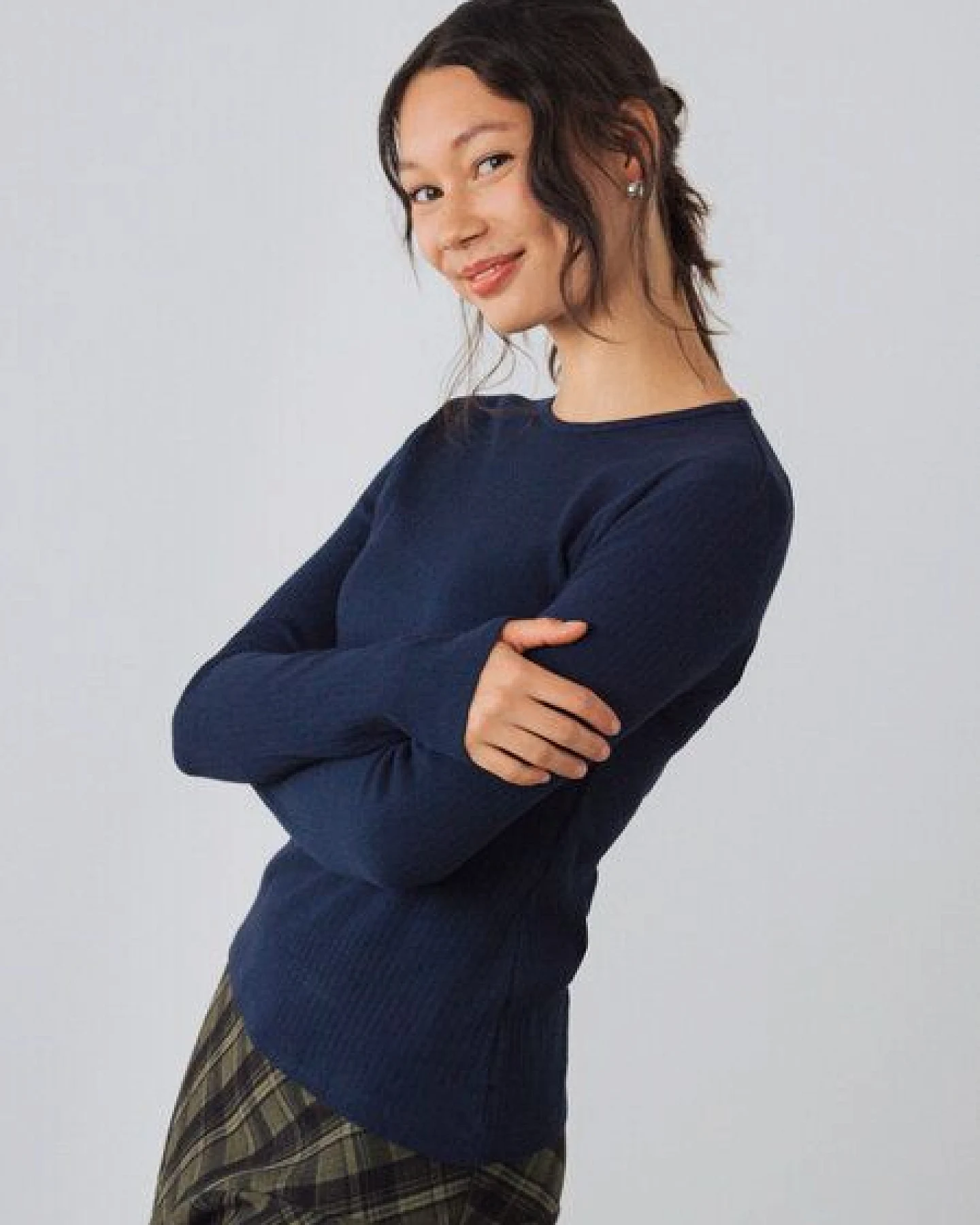 Honest Basics Damen Geripptes Langarmshirt aus Bio- und recycelter Baumwolle – Ansicht 3