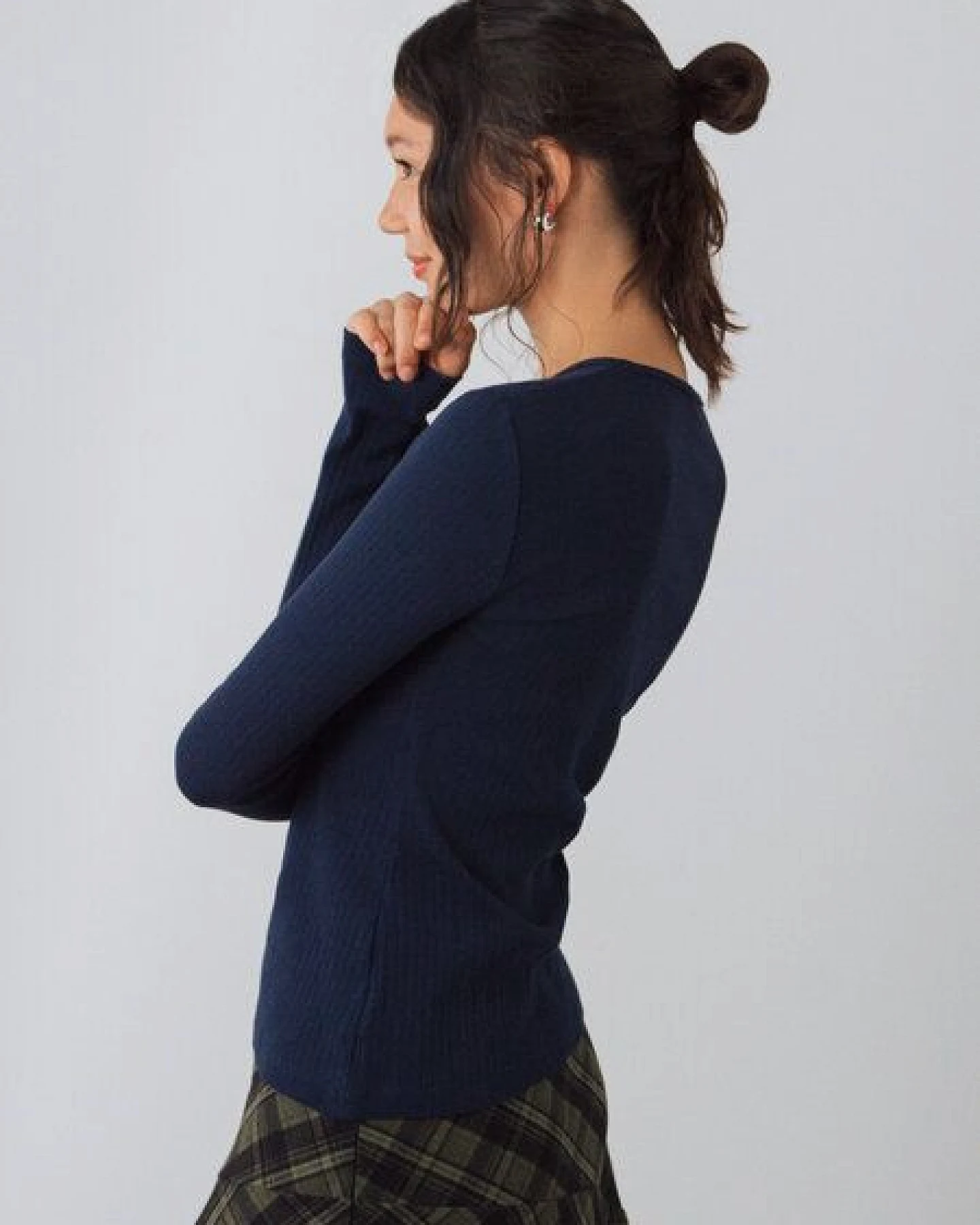 Honest Basics Damen Geripptes Langarmshirt aus Bio- und recycelter Baumwolle – Ansicht 4